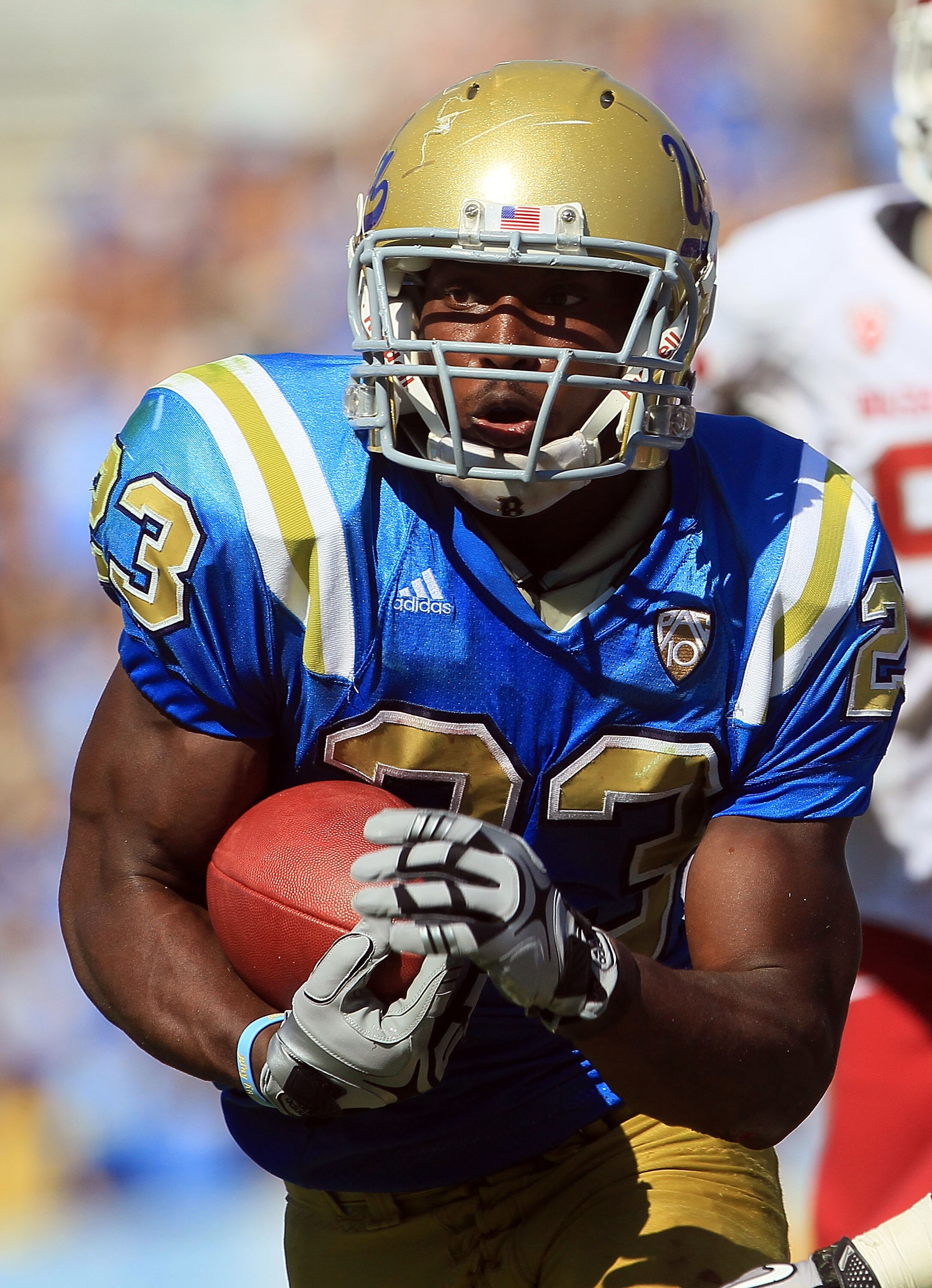 PASADENA, CA - OCTOBER 02:  Running back Johnathan Franklin #23 of the UCLA Bruins carries the ball against the Washington State Cougars during the third quarter at the Rose Bowl on October 2, 2010 in Pasadena, California.  (Photo by Jeff Gross/Getty Imag