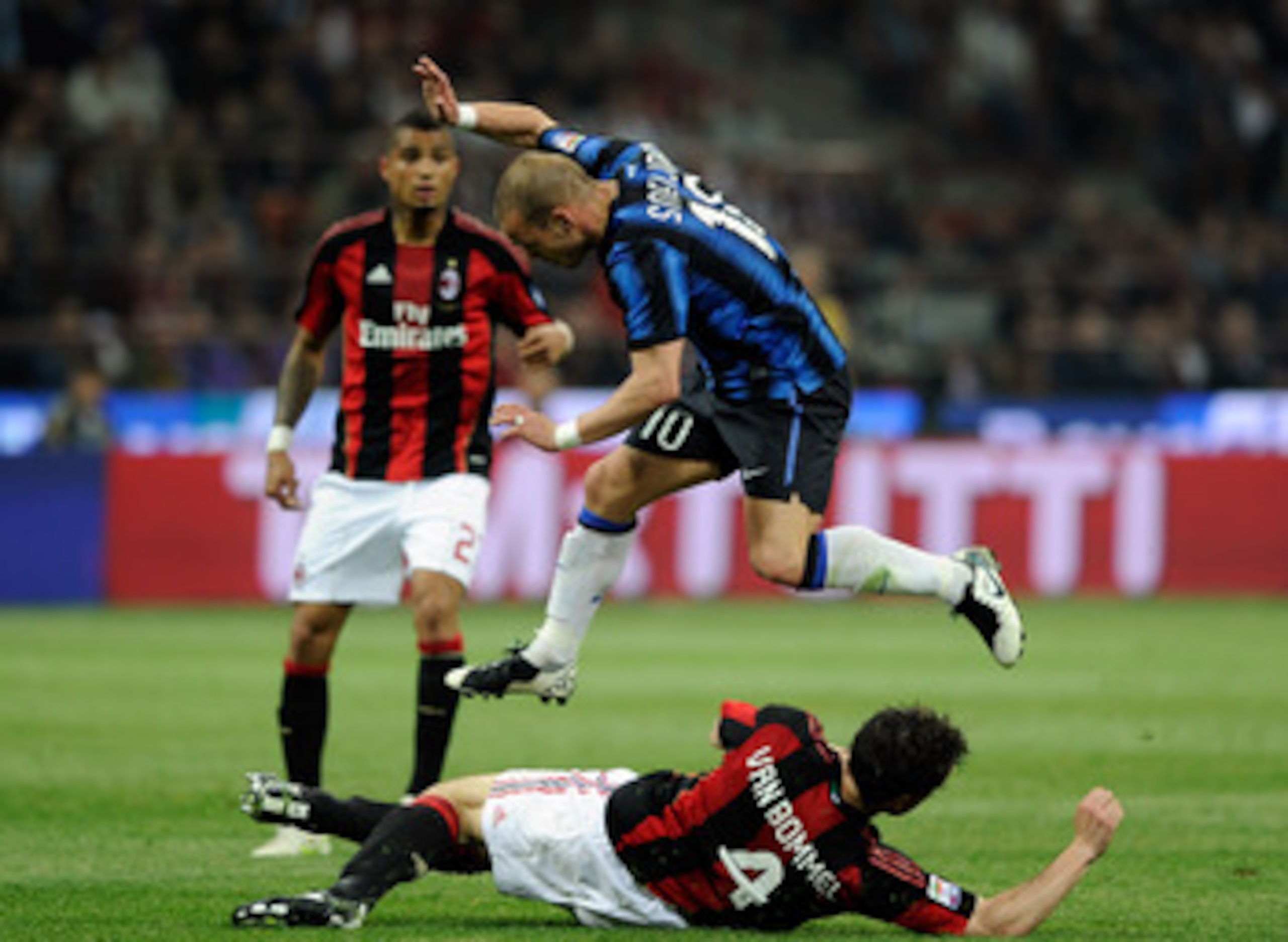 MILAN, ITALY - APRIL 02:  Wesley Sneijder of FC Inter Milan and Mark Van Bommel of AC Milan during the Serie A match between AC Milan and FC Internazionale Milano at Stadio Giuseppe Meazza on April 2, 2011 in Milan, Italy.  (Photo by Claudio Villa/Getty I