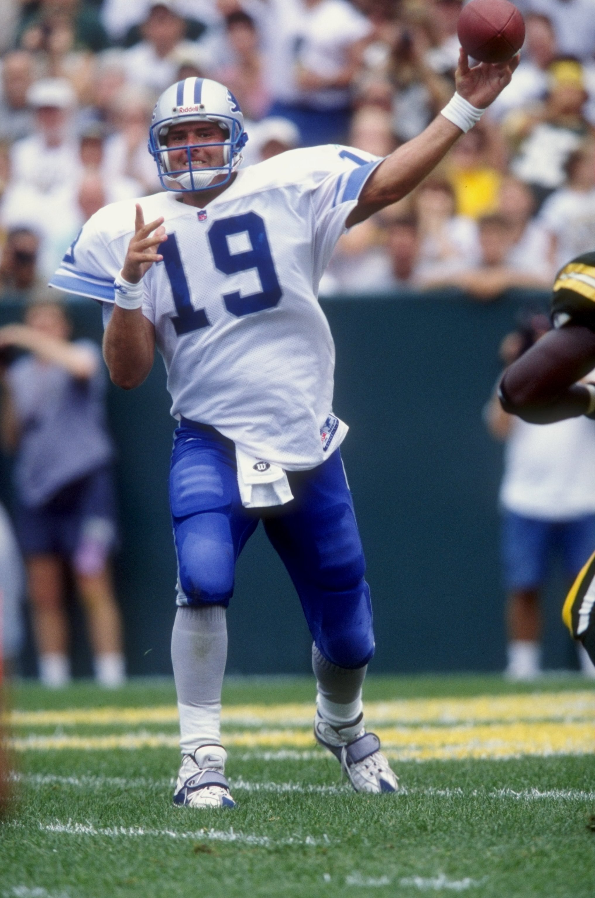 6 Sep 1998:  Quarterback Scott Mitchell #19 of the Detroit Lions throws a pass during a game against the Green Bay Packers at Lambeau Field in Green Bay, Wisconsin. The Packers defeated the Lions 38-19. Mandatory Credit: Tom Hauck  /Allsport