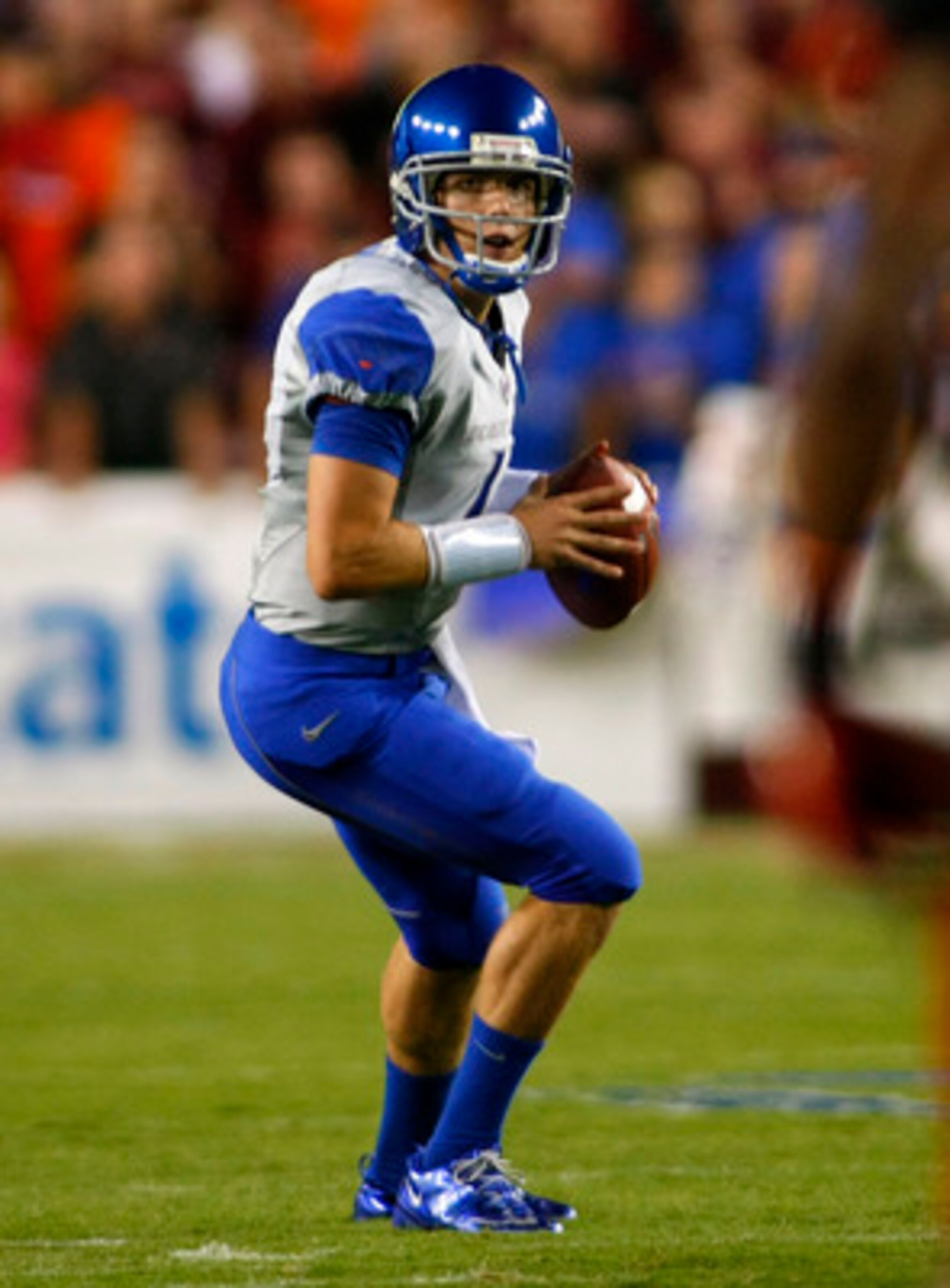 LANDOVER, MD - SEPTEMBER 06:  Quarterback Kellen Moore #11 of the Boise State Broncos prepares to pass against the Virginia Tech Hokies at FedExField on September 6, 2010 in Landover, Maryland.  (Photo by Geoff Burke/Getty Images)