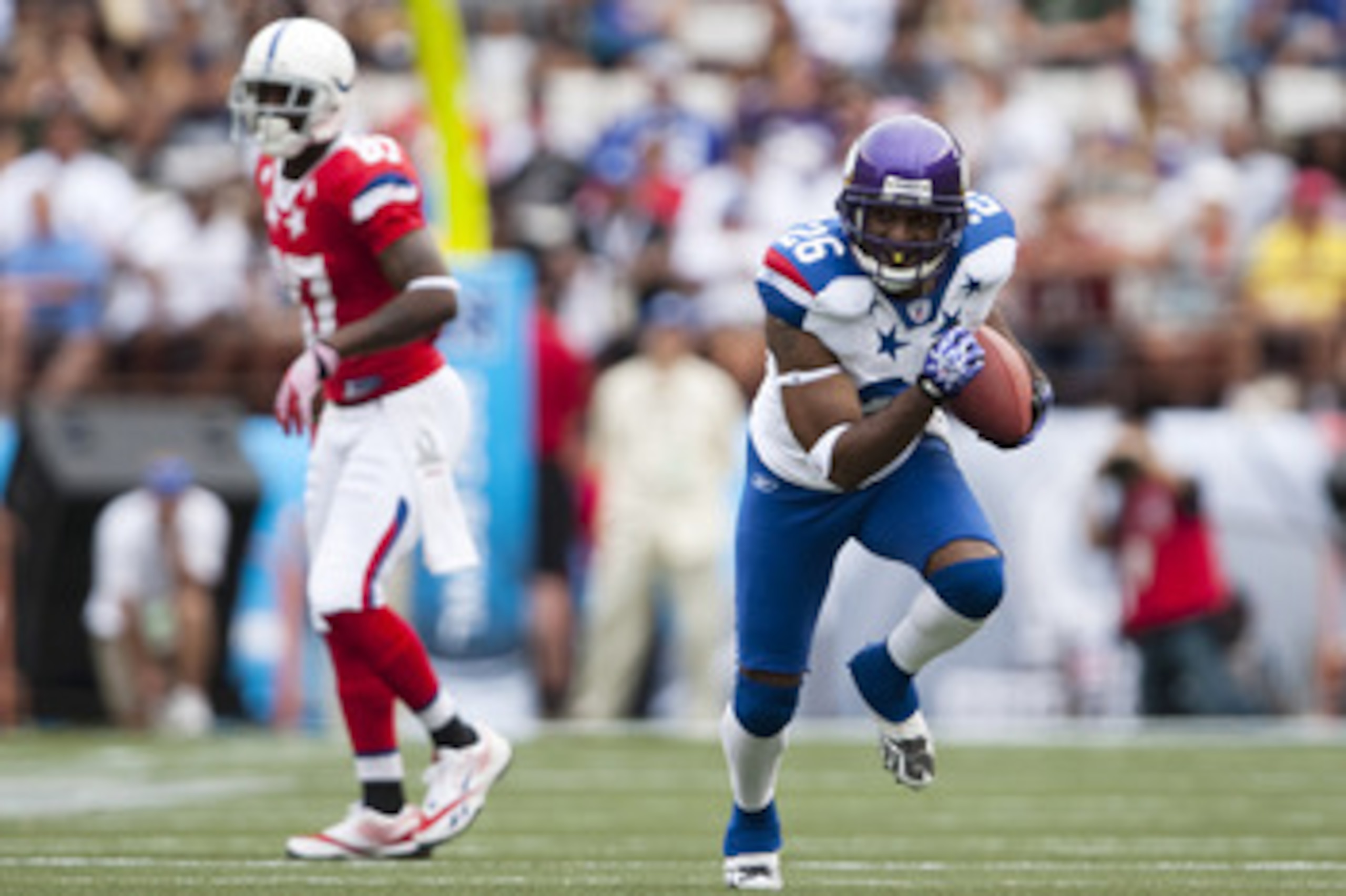 HONOLULU - JANUARY 30:  Antoine Winfield, #26 of the Minnesota Vikings carries the ball against the American Football Conference (AFC) during the 2011 NFL Pro Bowl at Aloha Stadium on January 30, 2011 in Honolulu, Hawaii.  (Photo by Kent Nishimura/Getty I