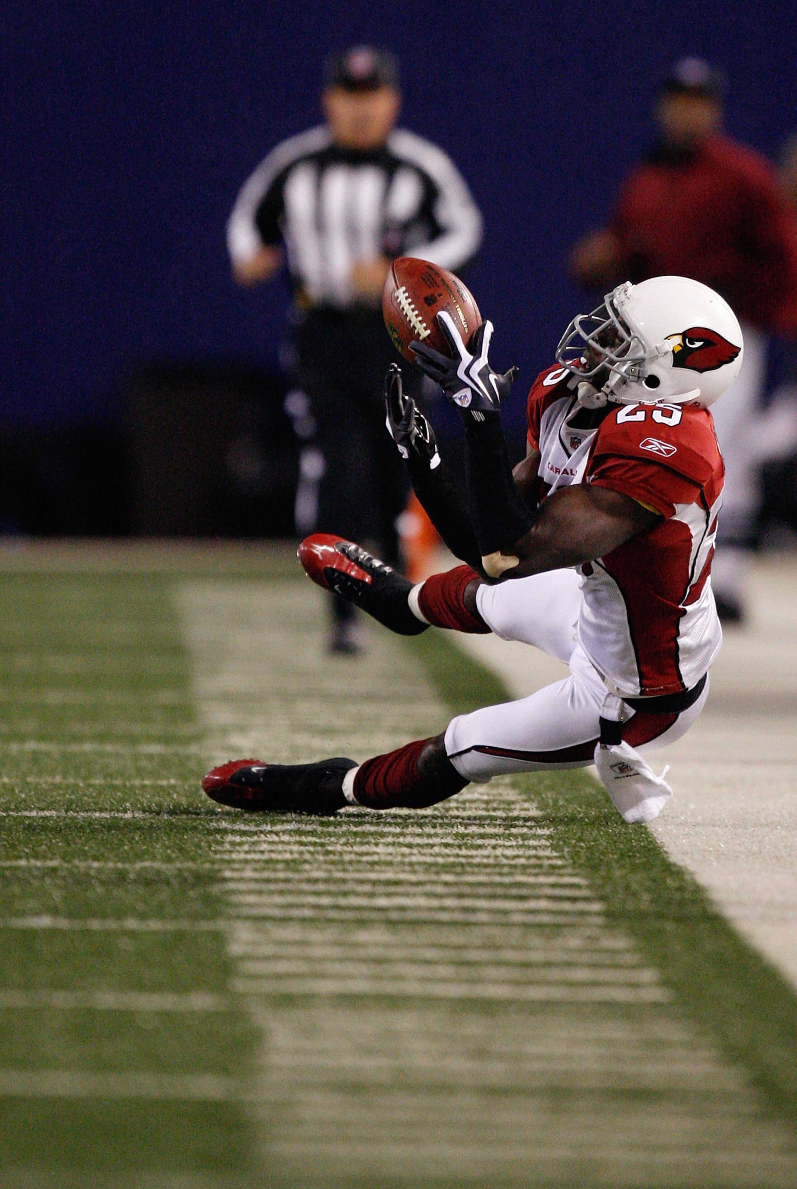 EAST RUTHERFORD, NJ - OCTOBER 25: Bryant McFadden #25 of the Arizona Cardinals attempts to intercept a pass on the sideline against the New York Giants on October 25, 2009 at Giants Stadium in East Rutherford, New Jersey. (Photo by Jared Wickerham/Getty I
