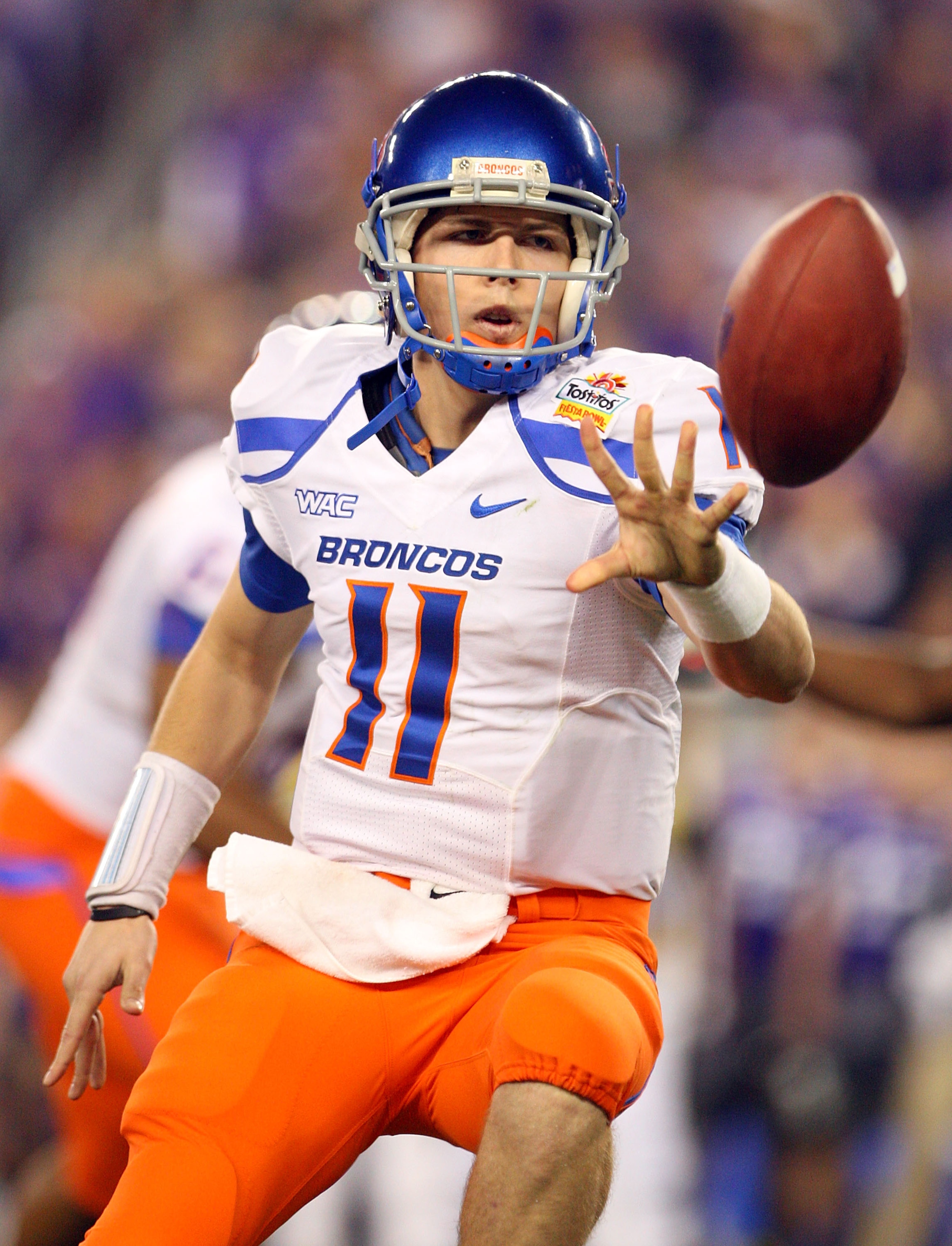 GLENDALE, AZ - JANUARY 04:  Quarterback Kellen Moore #11 of the Boise State Broncos pitches the ball in the first half against the TCU Horned Frogs during the Tostitos Fiesta Bowl at the Universtity of Phoenix Stadium on January 4, 2010 in Glendale, Arizo