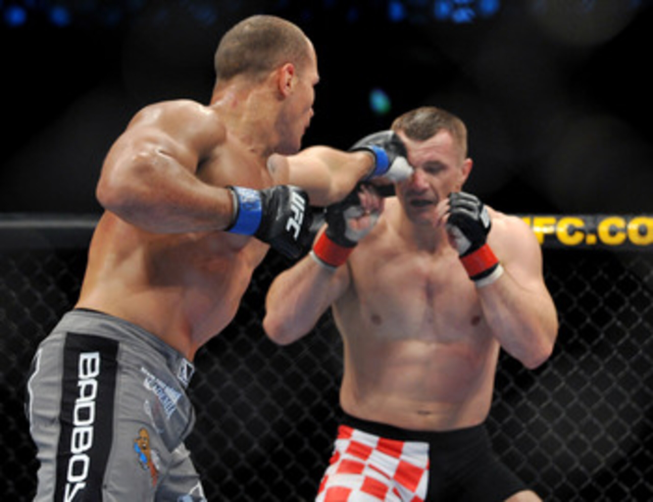 DALLAS - SEPTEMBER 19:  UFC fighter Junior Dos Santos (L) battles UFC fighter Mirko Cro Cop (R) during their Heavyweight bout at UFC 103: Franklin vs. Belfort at the American Airlines Center on September 19, 2009 in Dallas, Texas.  (Photo by Jon Kopaloff/