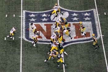 ARLINGTON, TX - FEBRUARY 06:  Ben Roethlisberger #7 of the Pittsburgh Steelers hands the ball off to Rashard Mendenhall #34 of the Pittsburgh Steelers during Super Bowl XLV at Cowboys Stadium on February 6, 2011 in Arlington, Texas.  (Photo by Tom Penning