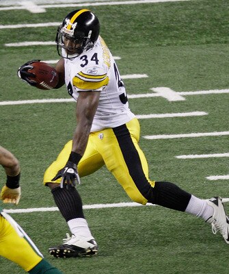 ARLINGTON, TX - FEBRUARY 06:  Rashard Mendenhall #34 of the Pittsburgh Steelers runs down field against Charles Woodson #21 of the Green Bay Packers during Super Bowl XLV at Cowboys Stadium on February 6, 2011 in Arlington, Texas.  (Photo by Rob Carr/Gett
