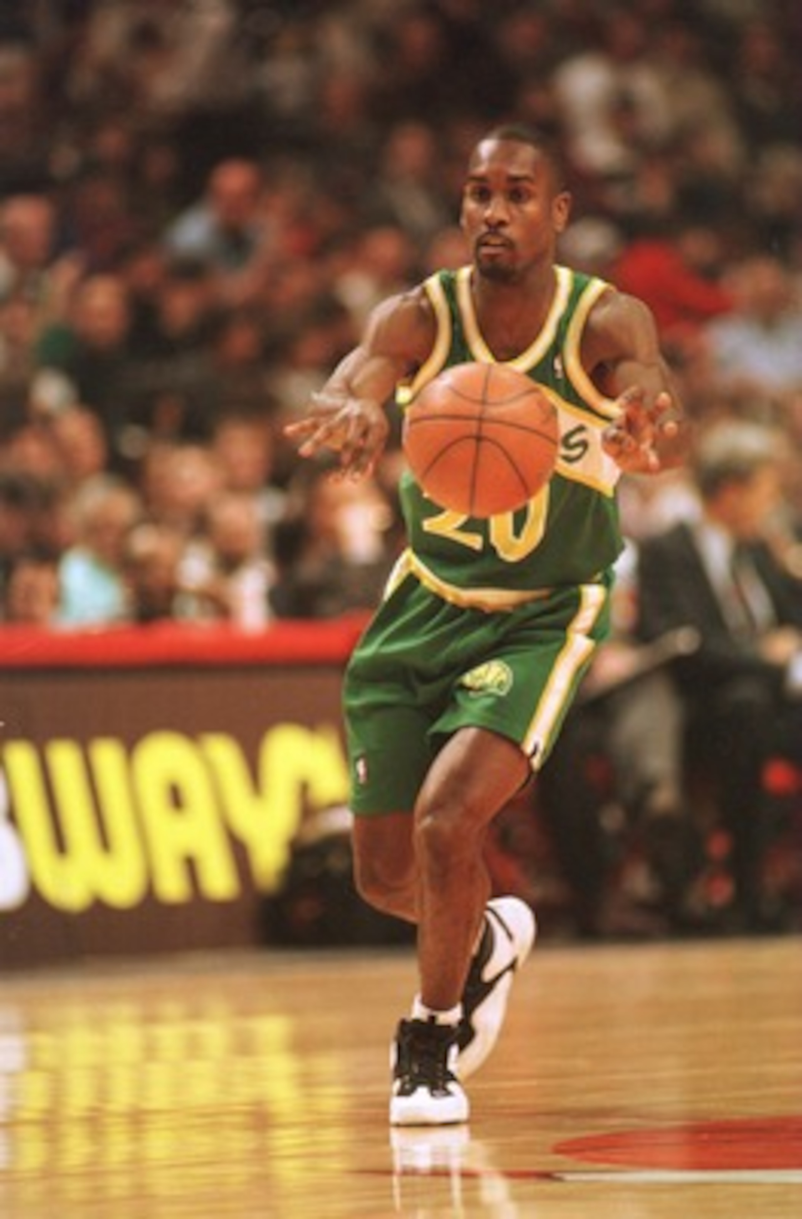 6 Jan 1995:  Point guard Gary Payton of the Seattle Supersonics releases a pass during the Sonics 108-101 victory over the Chicago Bulls at the United Center in Chicago, Illinois.   Mandatory Credit: Jonathan Daniel/ALLSPORT