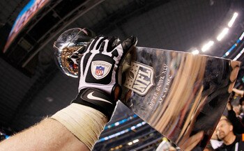 EAST RUTHERFORD, NJ - DECEMBER 29:  Tom Brady #12 of the New England Patriots points out the defense against the New York Giants on December 29, 2007 at Giants Stadium in East Rutherford, New Jersey.  (Photo by Al Bello/Getty Images)