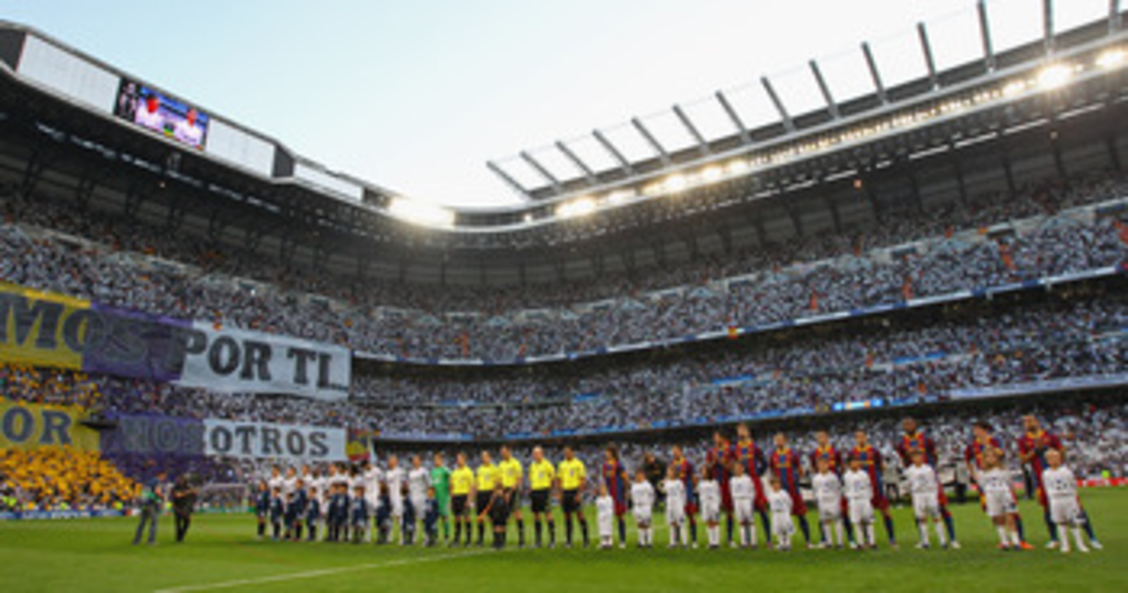MADRID, SPAIN - APRIL 27: Players from Real Madrid and Barcelona line up prior to the UEFA Champions League Semi Final first leg match between Real Madrid and Barcelona at Estadio Santiago Bernabeu on April 27, 2011 in Madrid, Spain. (Photo by Alex Live MADRID, SPAIN - APRIL 27: Players from Real Madrid and Barcelona line up prior to the UEFA Champions League Semi Final first leg match between Real Madrid and Barcelona at Estadio Santiago Bernabeu on April 27, 2011 in Madrid, Spain. (Photo by Alex Live