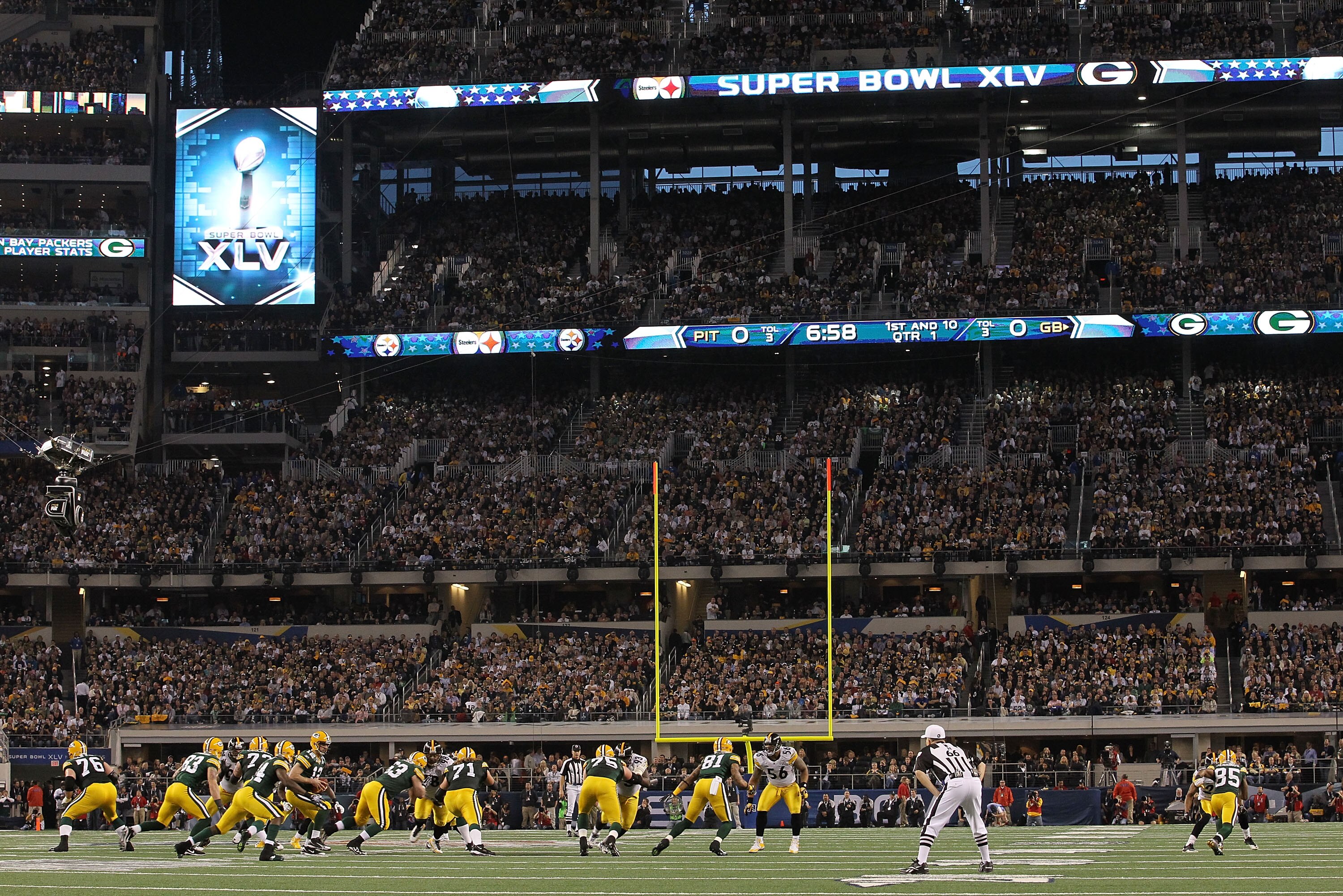 ARLINGTON, TX - FEBRUARY 06:  The Green Bay Packers play against the Pittsburgh Steelers during Super Bowl XLV at Cowboys Stadium on February 6, 2011 in Arlington, Texas.  (Photo by Ronald Martinez/Getty Images)