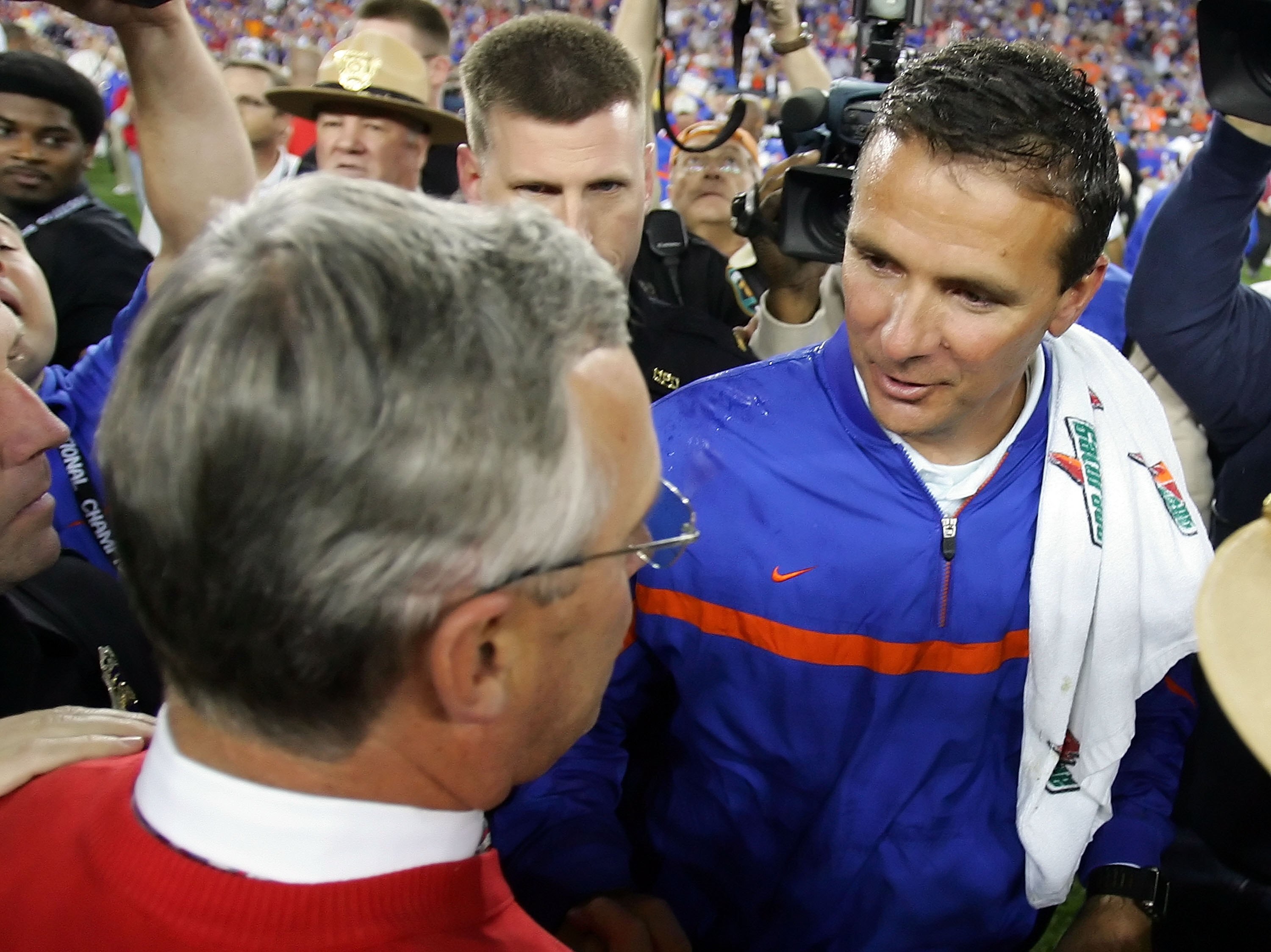 GLENDALE, AZ - JANUARY 08:  (R-L) Head coach Urban Meyer of the Florida Gators shakes hands with head coach Jim Tressel of the Ohio State Buckeyes after the 2007 Tostitos BCS National Championship Game at the University of Phoenix Stadium on January 8, 20