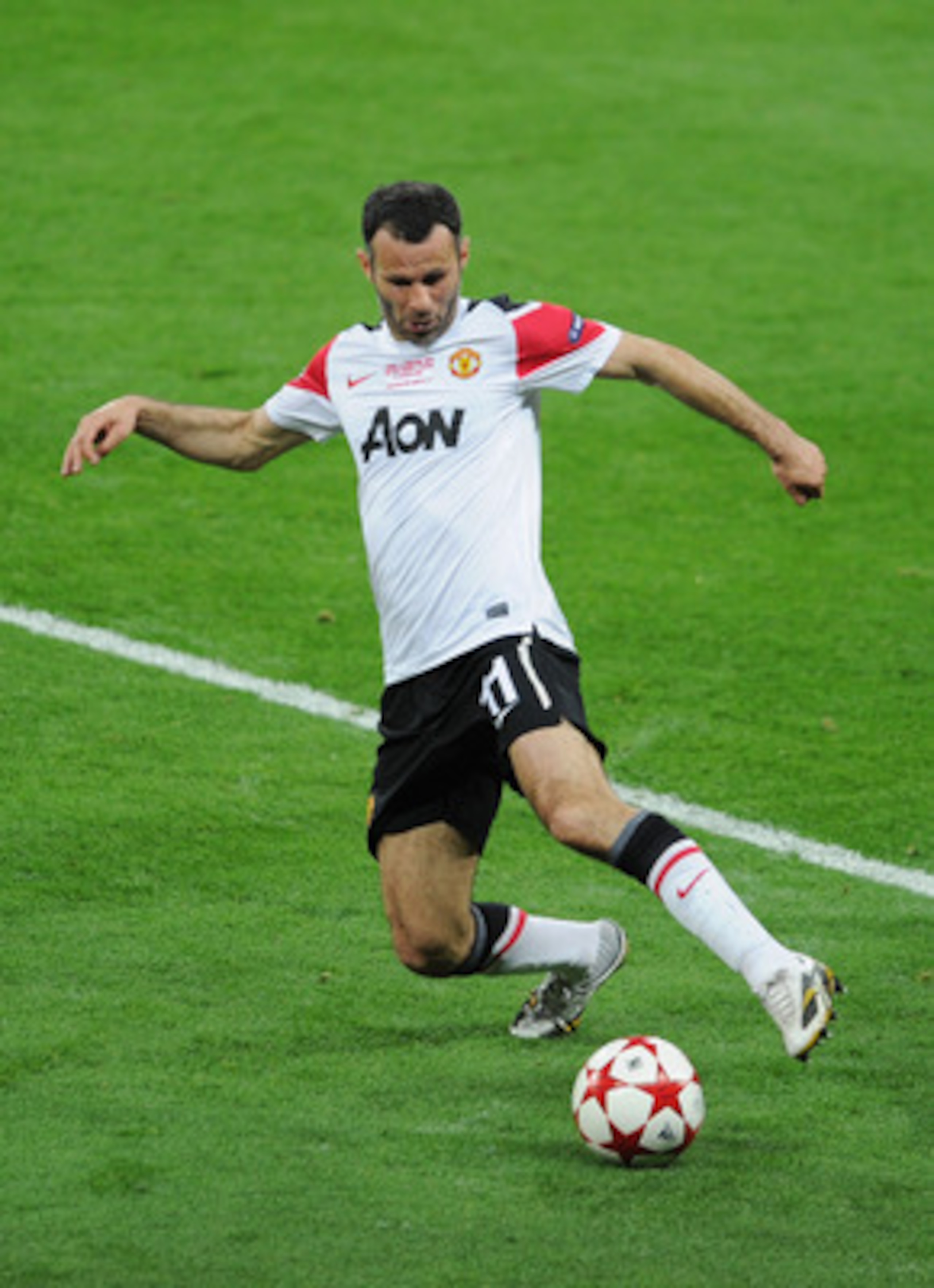 LONDON, ENGLAND - MAY 28:  Ryan Giggs of Manchester United  in action during the UEFA Champions League final between FC Barcelona and Manchester United FC at Wembley Stadium on May 28, 2011 in London, England.  (Photo by Michael Regan/Getty Images)