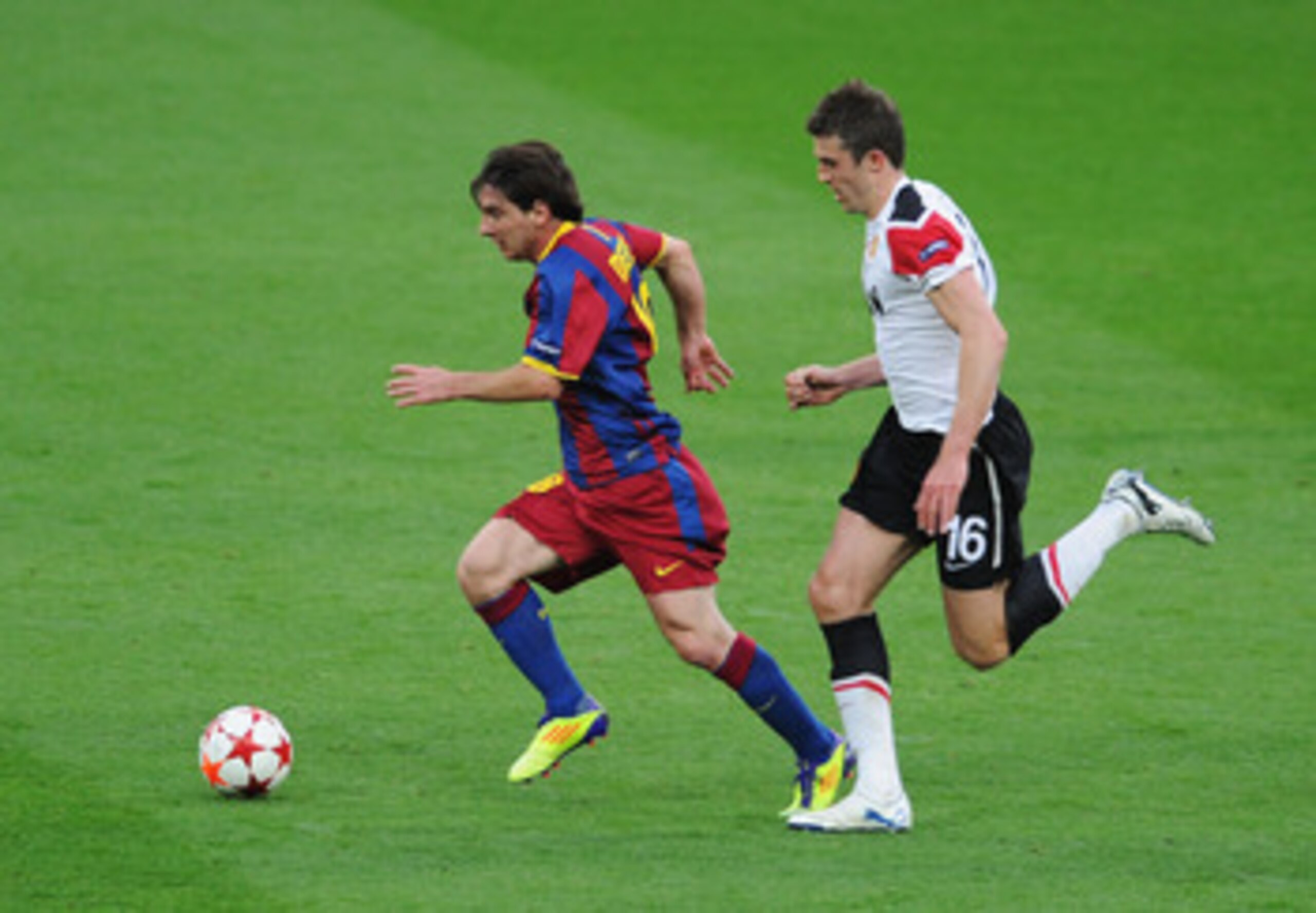 LONDON, ENGLAND - MAY 28:  Lionel Messi of FC Barcelona (L) is chased by Michael Carrick of Manchester United during the UEFA Champions League final between FC Barcelona and Manchester United FC at Wembley Stadium on May 28, 2011 in London, England.  (Pho