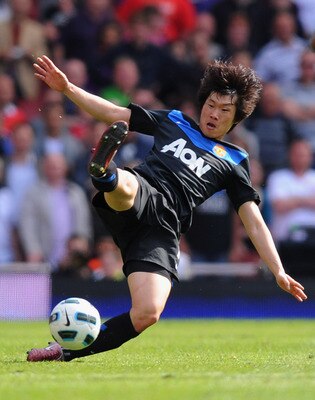 LONDON, ENGLAND - MAY 01:  Ji-Sung Park of Manchester United in action during the Barclays Premier League match between Arsenal and Manchester United at the Emirates Stadium on May 1, 2011 in London, England.  (Photo by Mike Hewitt/Getty Images)