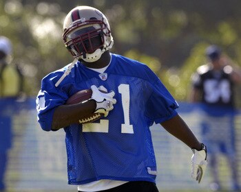 San Francisco 49ers running back Frank Gore rushes upfield at an NFC practice Feb. 8 for the 2007 Pro Bowl at Kapolei, Hawaii.  (Photo by Al Messerschmidt/Getty Images)