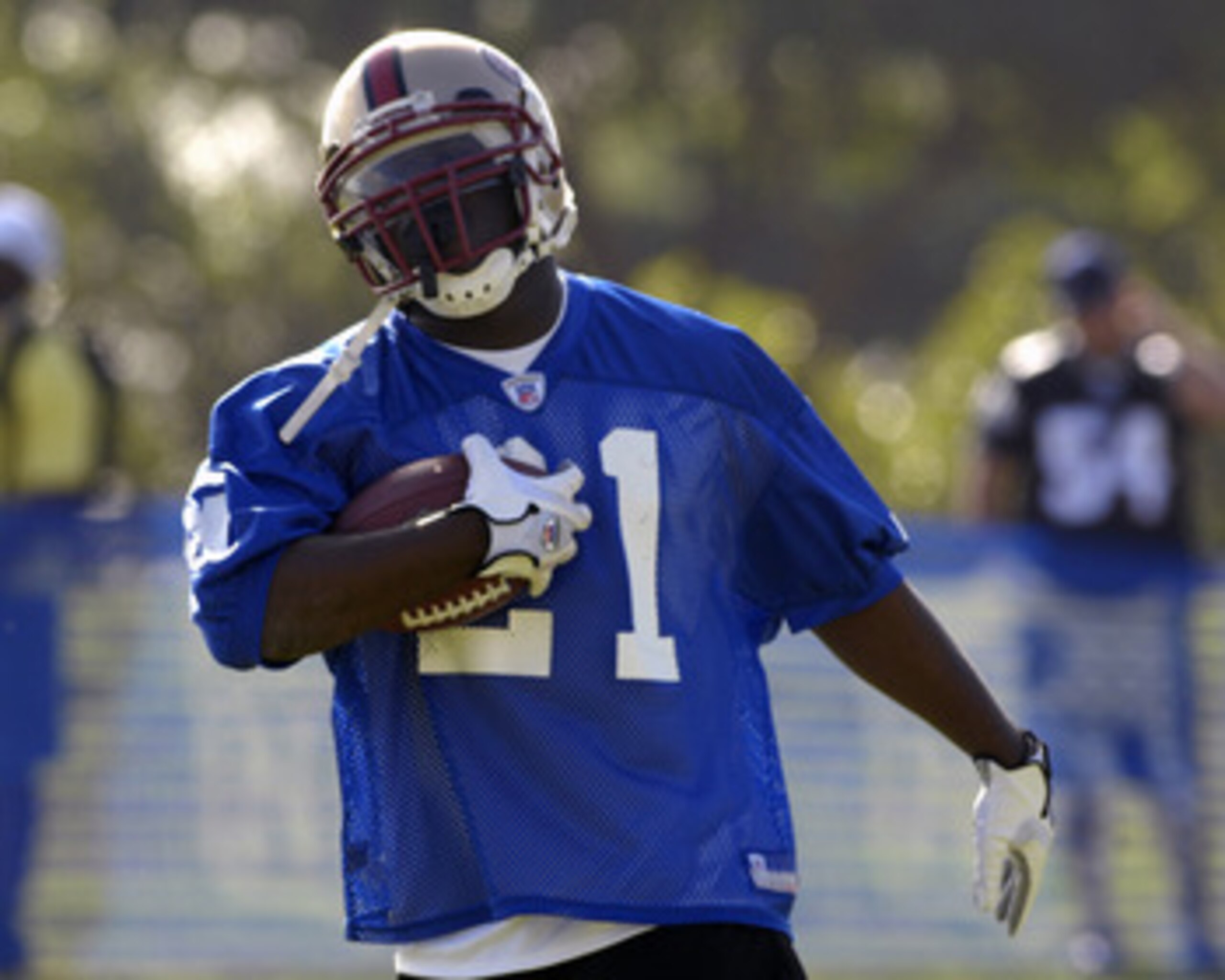 San Francisco 49ers running back Frank Gore rushes upfield at an NFC practice Feb. 8 for the 2007 Pro Bowl at Kapolei, Hawaii.  (Photo by Al Messerschmidt/Getty Images)