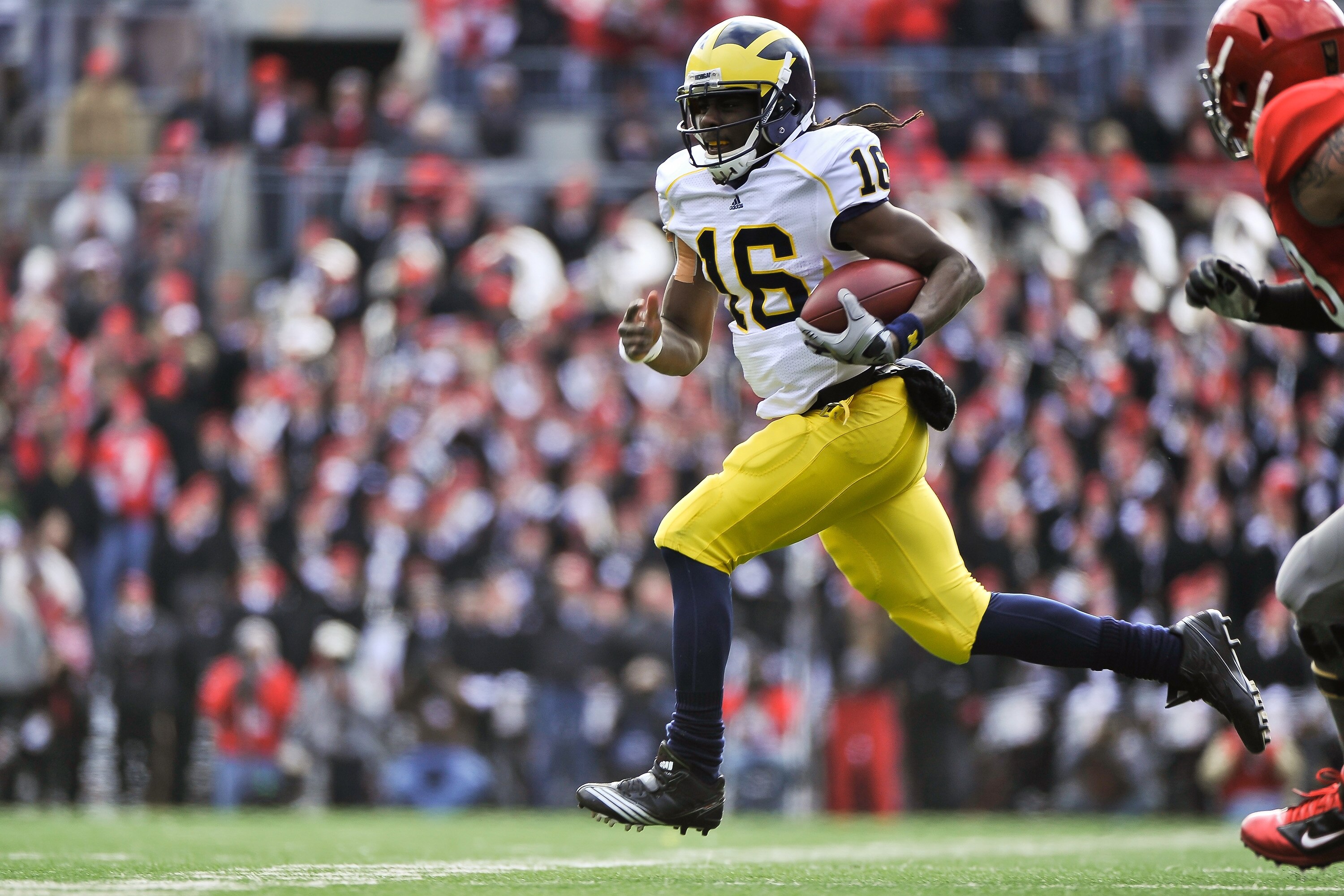 COLUMBUS, OH - NOVEMBER 27: Quarterback Denard Robinson #16 of the Michigan Wolverines runs with the ball against the Ohio State Buckeyes at Ohio Stadium on November 27, 2010 in Columbus, Ohio. (Photo by Jamie Sabau/Getty Images) COLUMBUS, OH - NOVEMBER 27: Quarterback Denard Robinson #16 of the Michigan Wolverines runs with the ball against the Ohio State Buckeyes at Ohio Stadium on November 27, 2010 in Columbus, Ohio. (Photo by Jamie Sabau/Getty Images)
