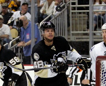 PITTSBURGH, PA - APRIL 27:  Tyler Kennedy #48 of the Pittsburgh Penguins eyes a puck against the Tampa Bay Lightning in Game Seven of the Eastern Conference Quarterfinals during the 2011 NHL Stanley Cup Playoffs at Consol Energy Center on April 27, 2011 i