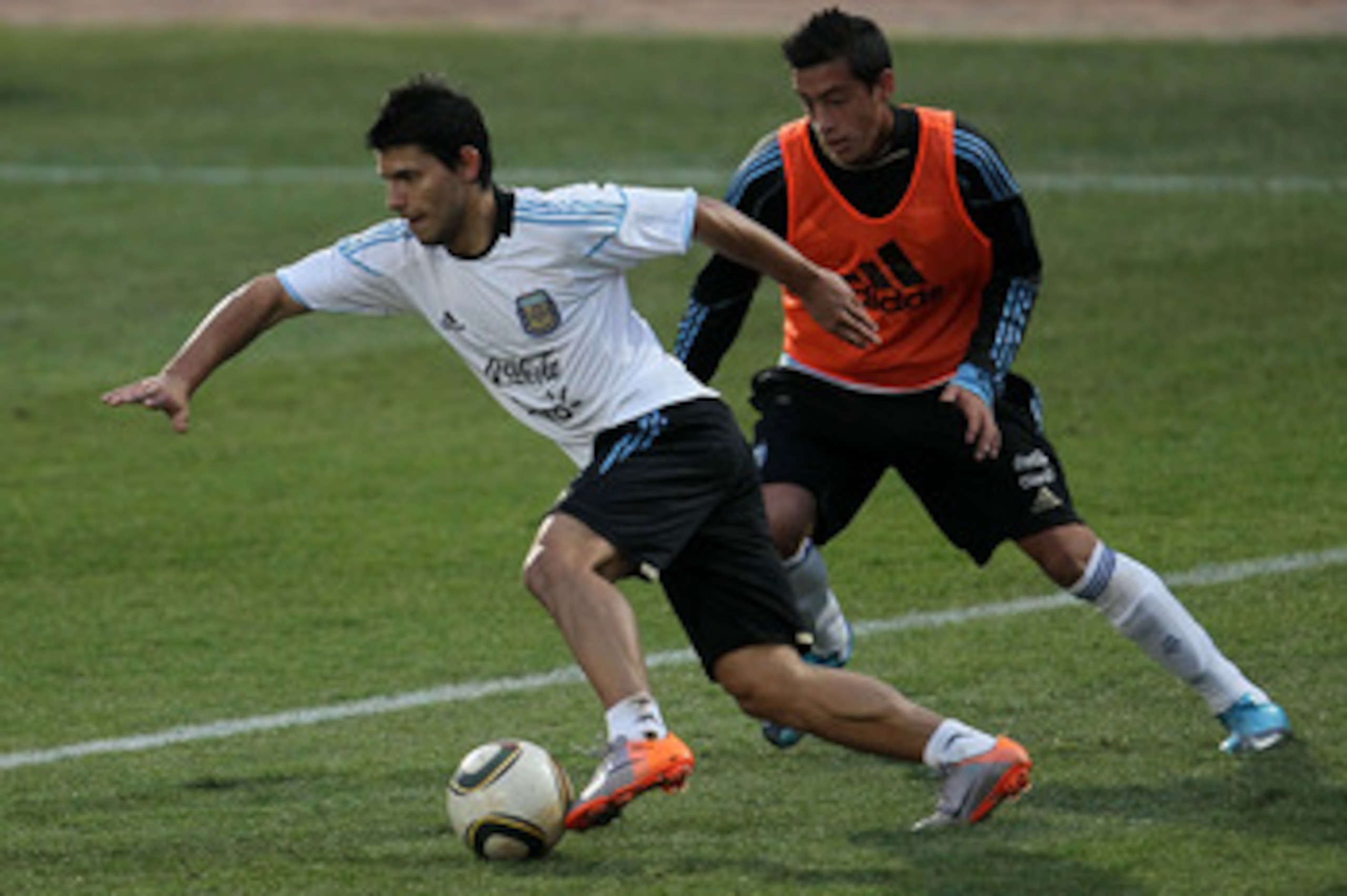 PRETORIA, SOUTH AFRICA - JUNE 28:  Sergio Aguero of Argentina's national football team contests the ball during a team training session on June 28, 2010 in Pretoria, South Africa.  (Photo by Chris McGrath/Getty Images)