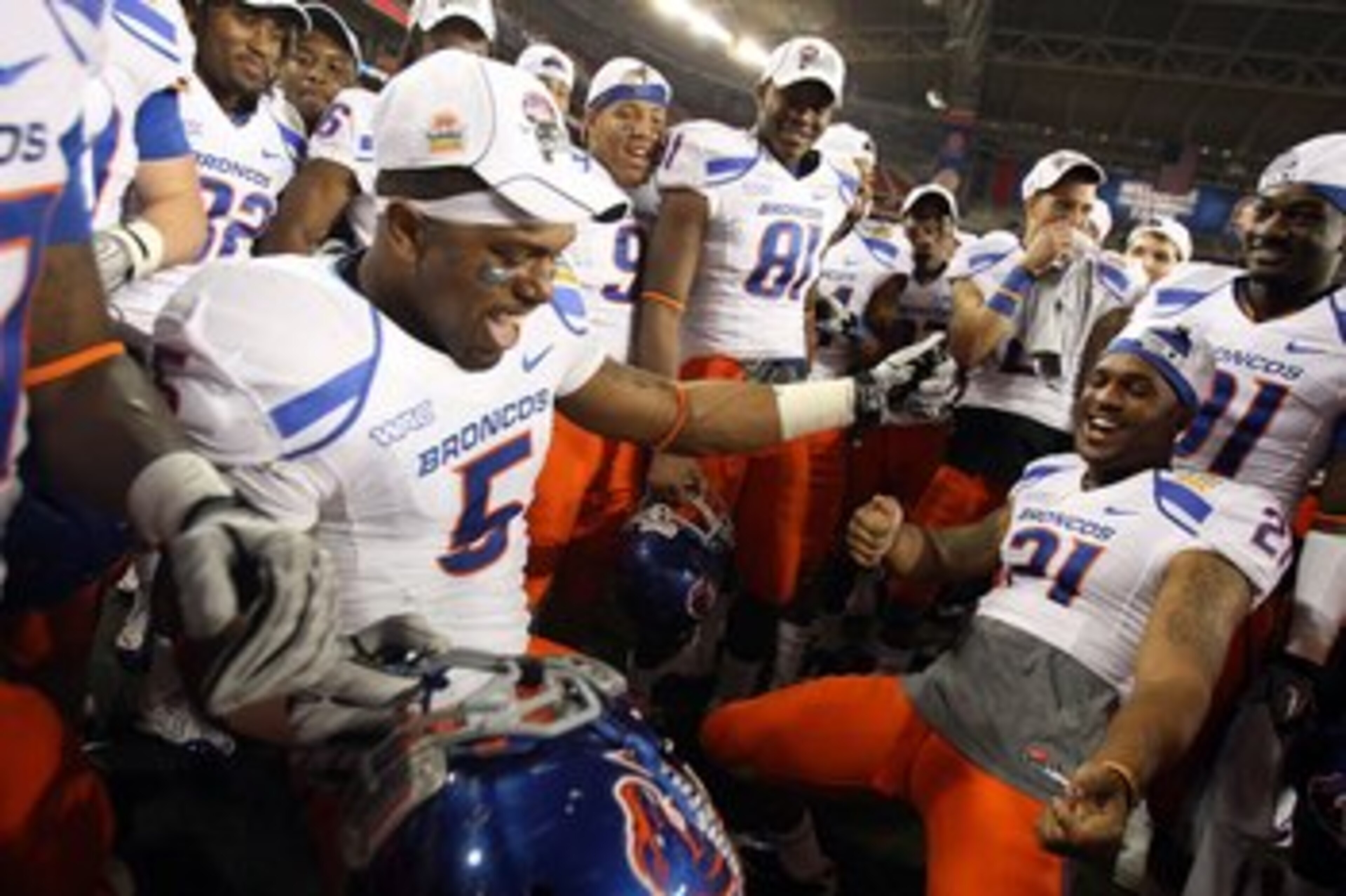 GLENDALE, AZ - JANUARY 04:  The Boise State Broncos celebrate after defeating the TCU Horned Frogs 17-10 during the Tostitos Fiesta Bowl at the Universtity of Phoenix Stadium on January 4, 2010 in Glendale, Arizona.  (Photo by Jed Jacobsohn/Getty Images)