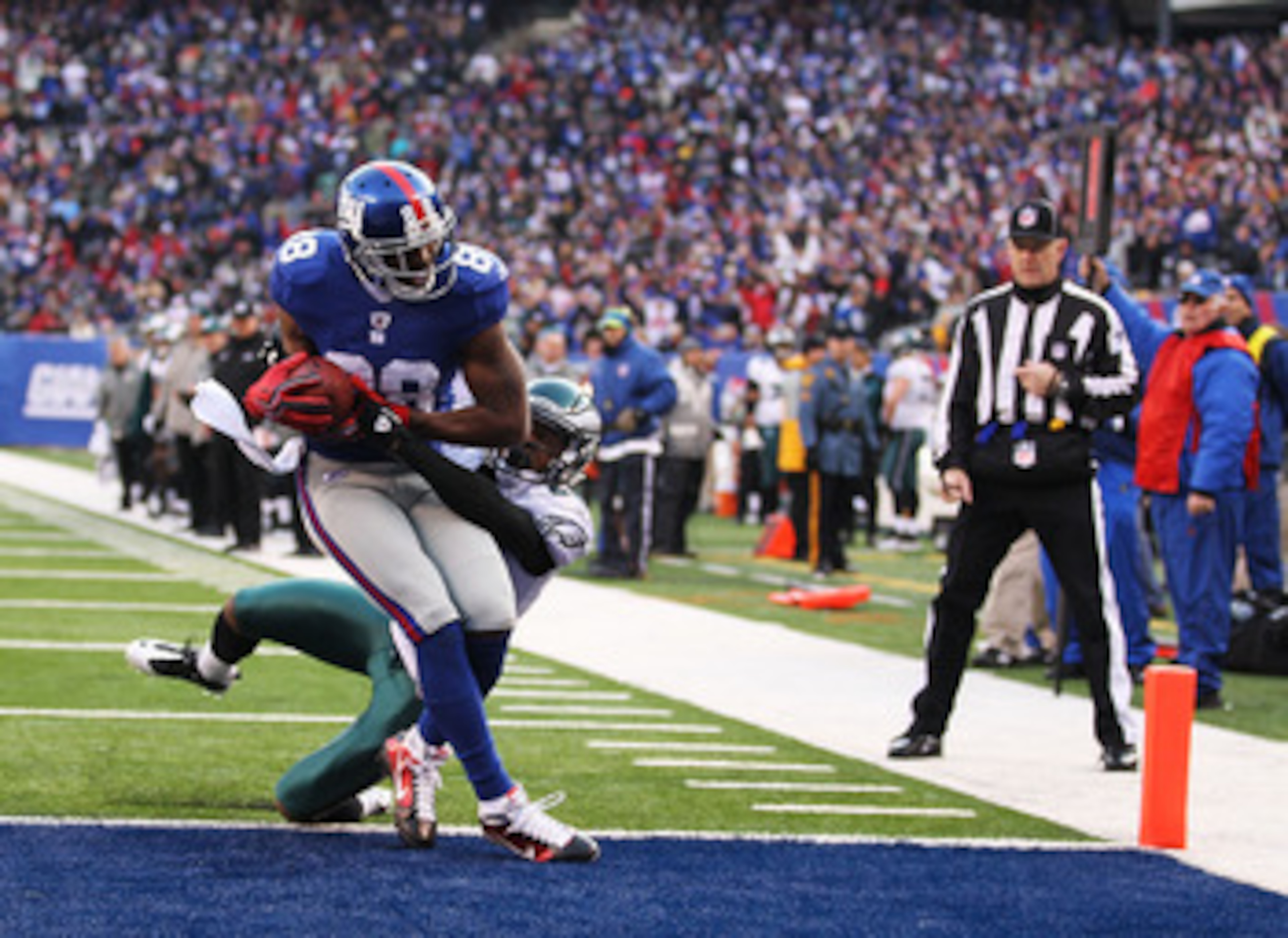 EAST RUTHERFORD, NJ - DECEMBER 19:  Hakeem Nicks #88 of the New York Giants scores a touchdown in the second quarter as Dimitri Patterson #23 of the Philadelphia Eagles defends during their game on December 19, 2010 at The New Meadowlands Stadium in East 