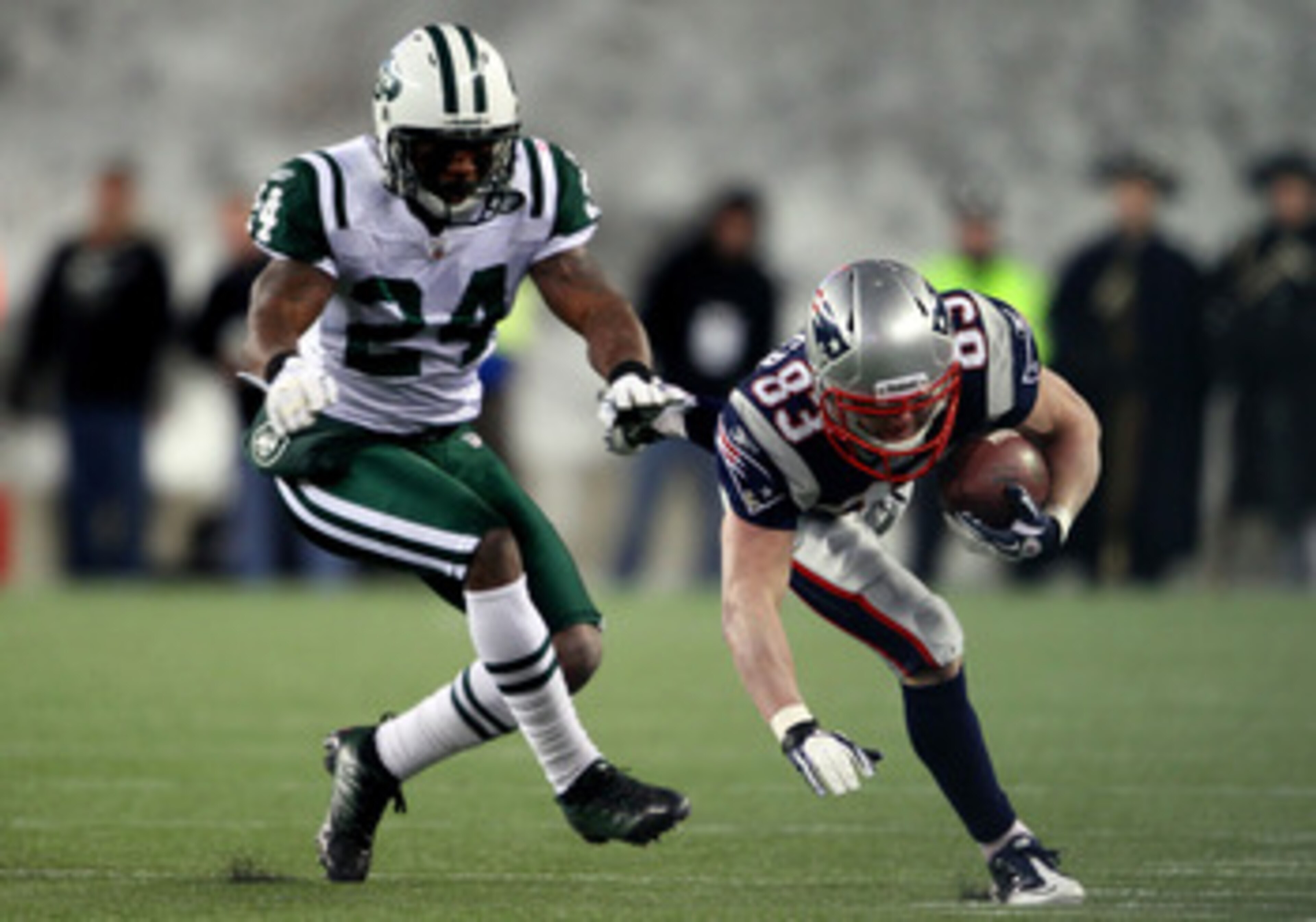 FOXBORO, MA - JANUARY 16:  Wes Welker #83 of the New England Patriots runs down field against the defense of Darrelle Revis #24 of the New York Jets during their 2011 AFC divisional playoff game at Gillette Stadium on January 16, 2011 in Foxboro, Massachu