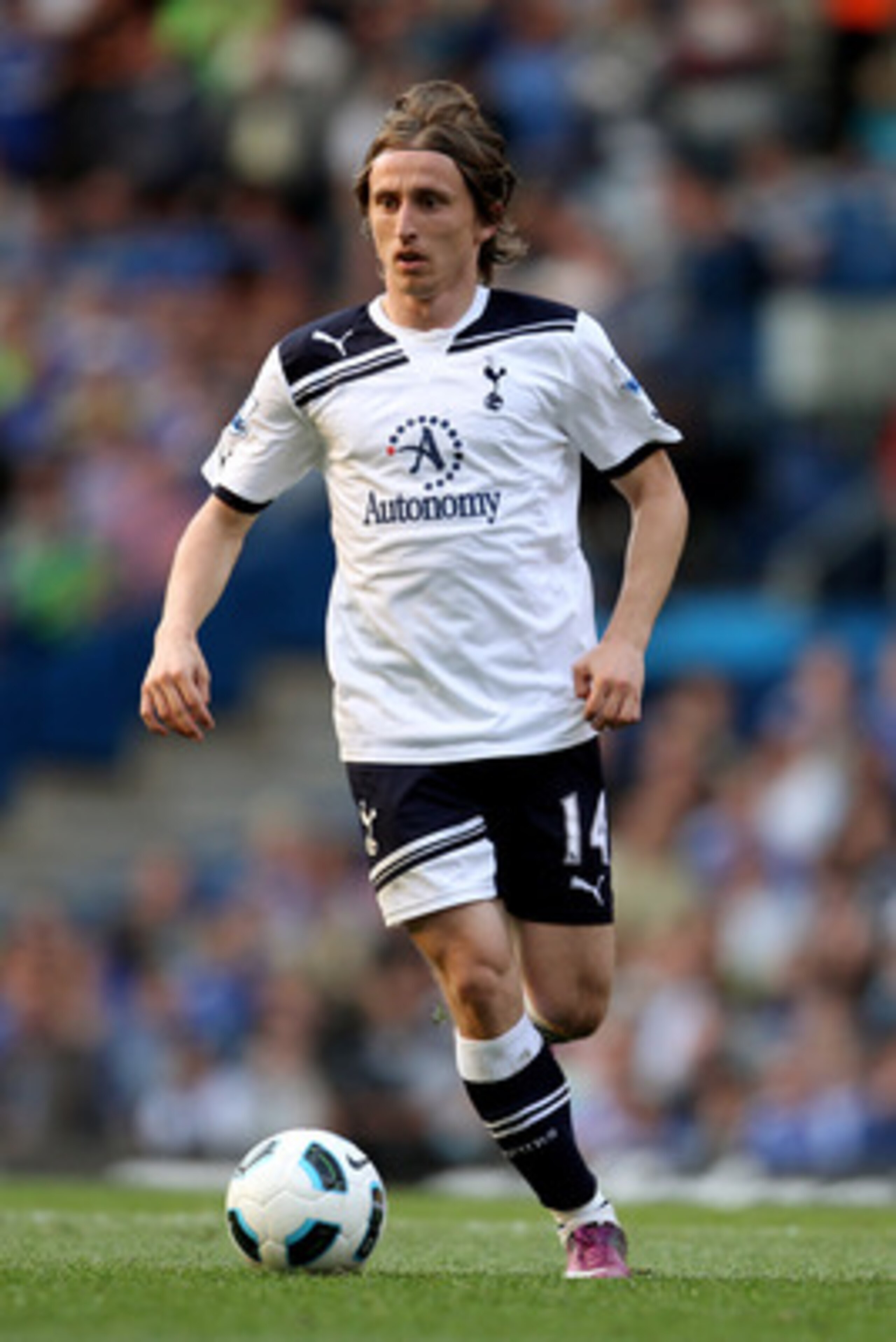 LONDON, ENGLAND - APRIL 30:  Luka Modric of Spurs controls the ball during the Barclays Premier League match between Chelsea and Tottenham Hotspur at Stamford Bridge on April 30, 2011 in London, England.  (Photo by Scott Heavey/Getty Images)