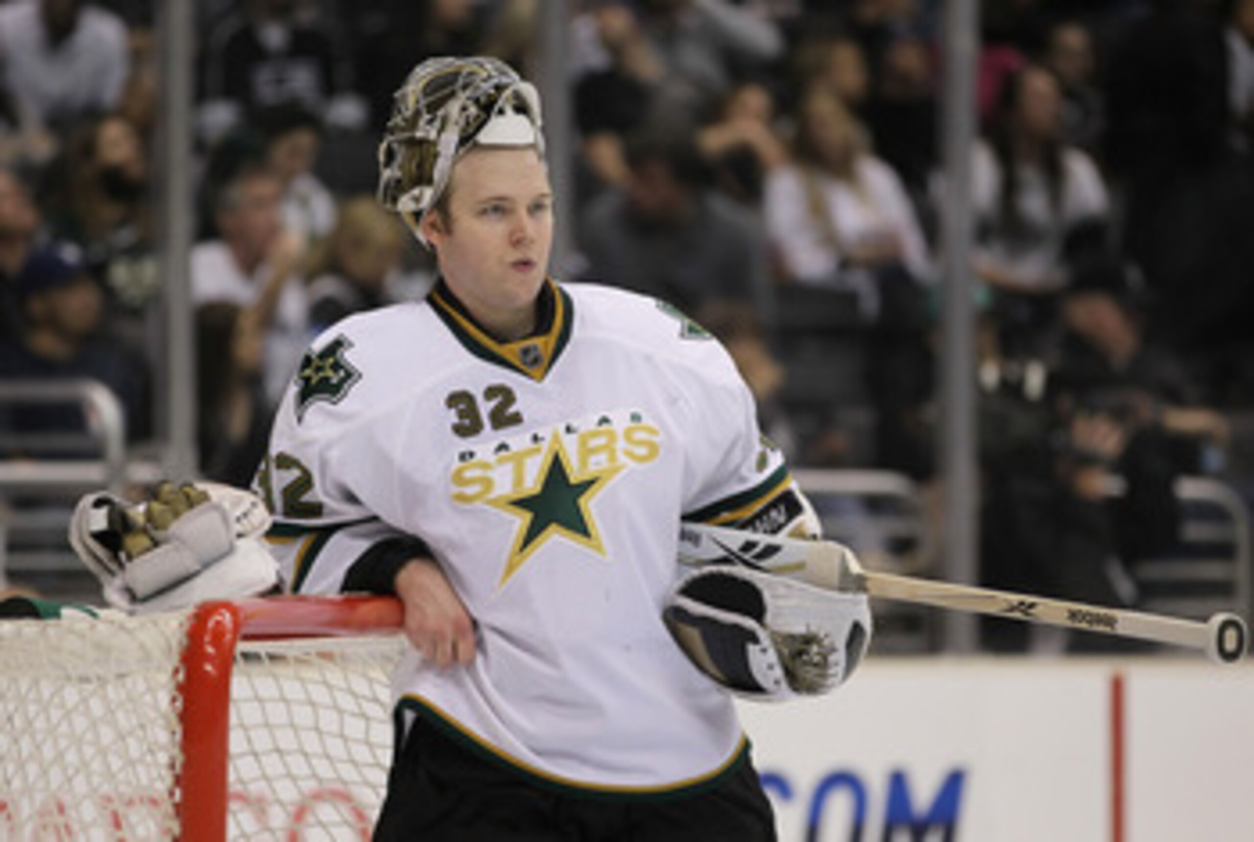 LOS ANGELES, CA - APRIL 02: Goaltender Kari Lehtonen #32 of the Dallas Stars looks on against the Los Angeles Kings at Staples Center on April 2, 2011 in Los Angeles, California. (Photo by Jeff Gross/Getty Images) LOS ANGELES, CA - APRIL 02: Goaltender Kari Lehtonen #32 of the Dallas Stars looks on against the Los Angeles Kings at Staples Center on April 2, 2011 in Los Angeles, California. (Photo by Jeff Gross/Getty Images)