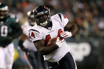 PHILADELPHIA, PA - DECEMBER 02:  Vonta Leach #44 of the Houston Texans runs with the ball against the Philadelphia Eagles at Lincoln Financial Field on December 2, 2010 in Philadelphia, Pennsylvania.  (Photo by Jim McIsaac/Getty Images)