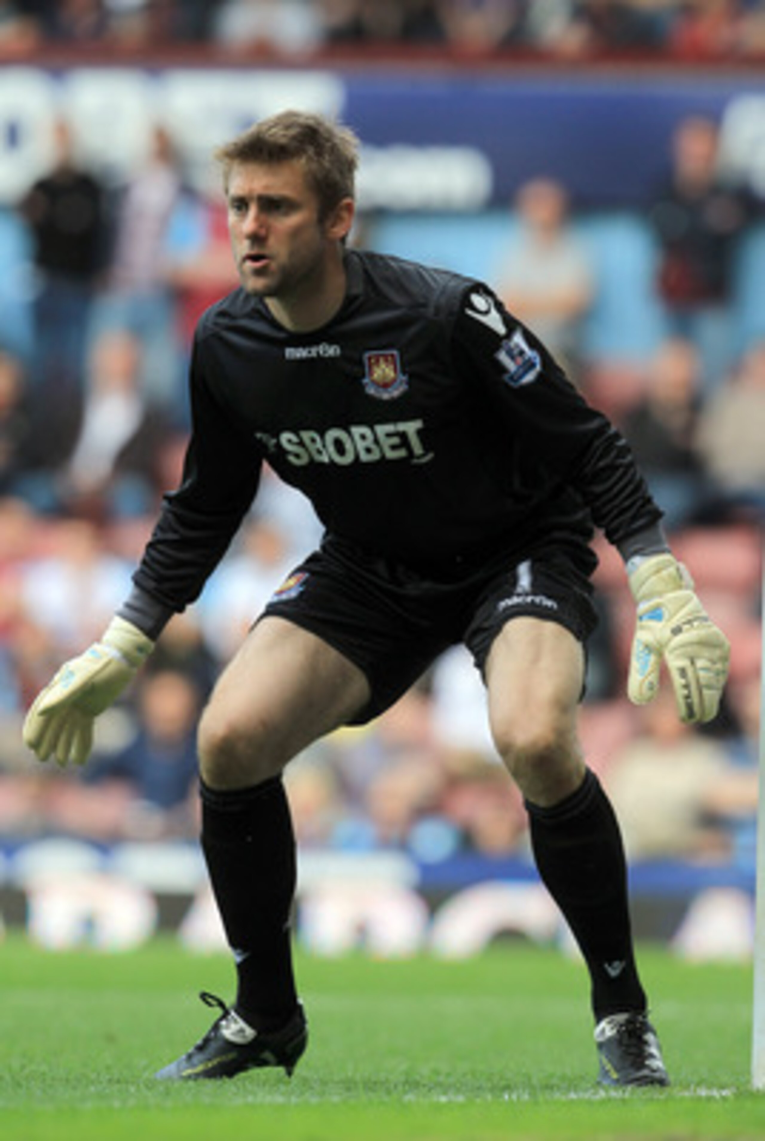 LONDON, ENGLAND - MAY 22:  Robert Green of West Ham United in action during the Barclays Premier League match between West Ham United and Sunderland at the Boleyn Ground on May 22, 2011 in London, England.  (Photo by David Cannon/Getty Images)