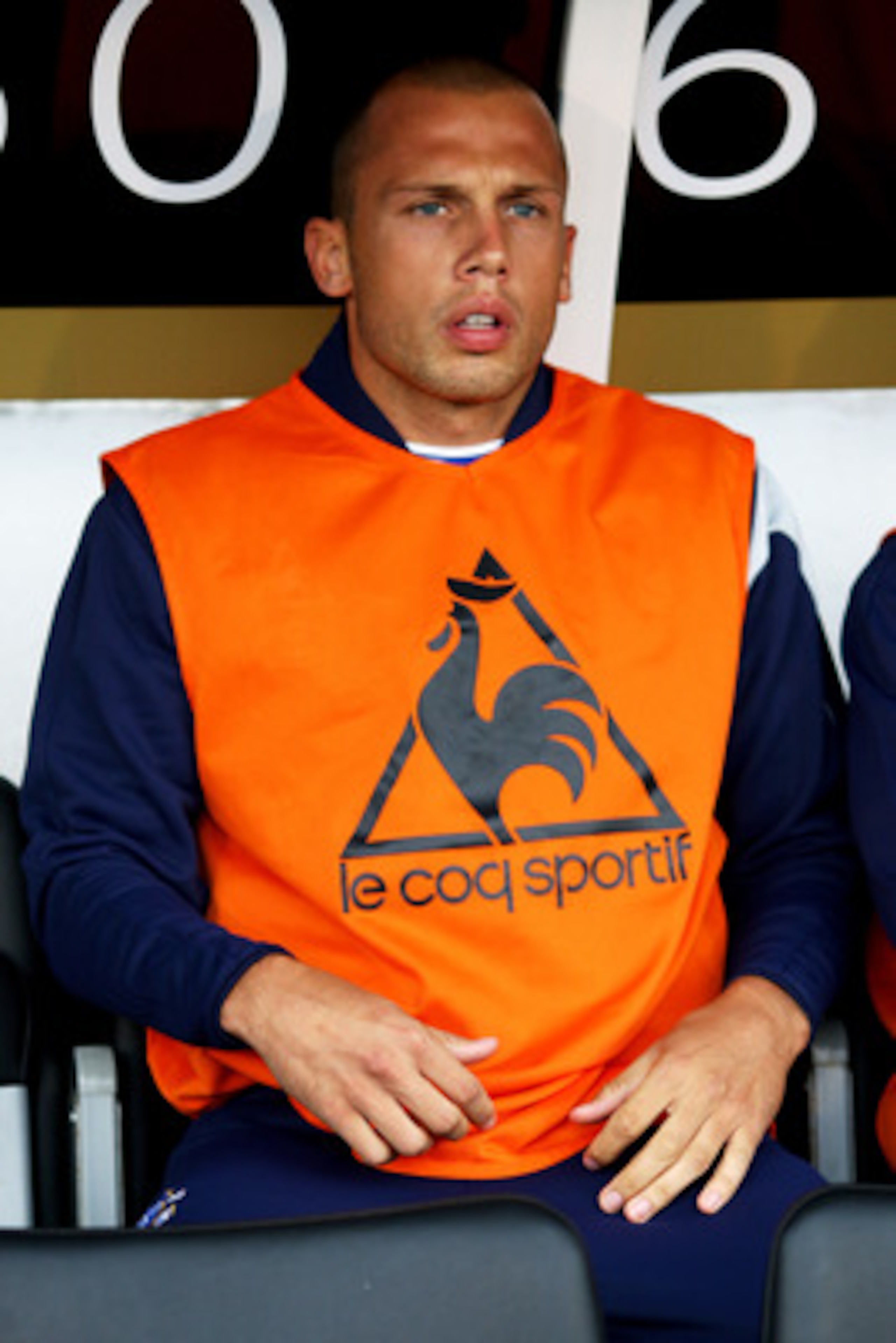 LONDON, ENGLAND - SEPTEMBER 13:  Johnny Heitinga of Everton looks on from the substitutes bench during the Barclays Premier League match between Fulham and Everton at Craven Cottage on September 13, 2009 in London, England.  (Photo by Ryan Pierse/Getty Im