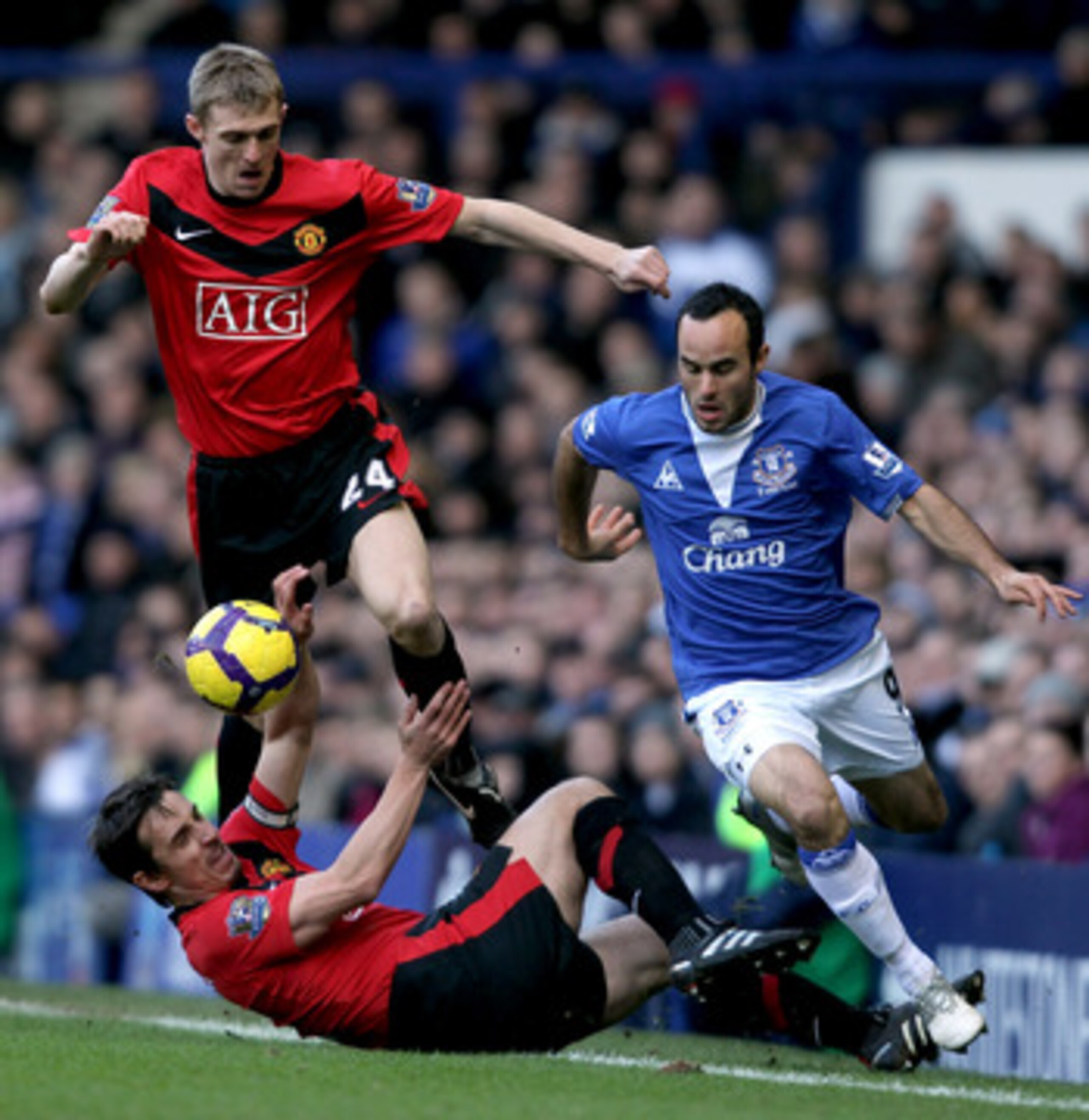 LIVERPOOL, ENGLAND - FEBRUARY 20:  Landon Donovan of Everton is challenged by Darren Fletcher and Gary Neville of Manchester United at Goodison Park on February 20, 2010 in Liverpool, England.  (Photo by Ross Kinnaird/Getty Images)