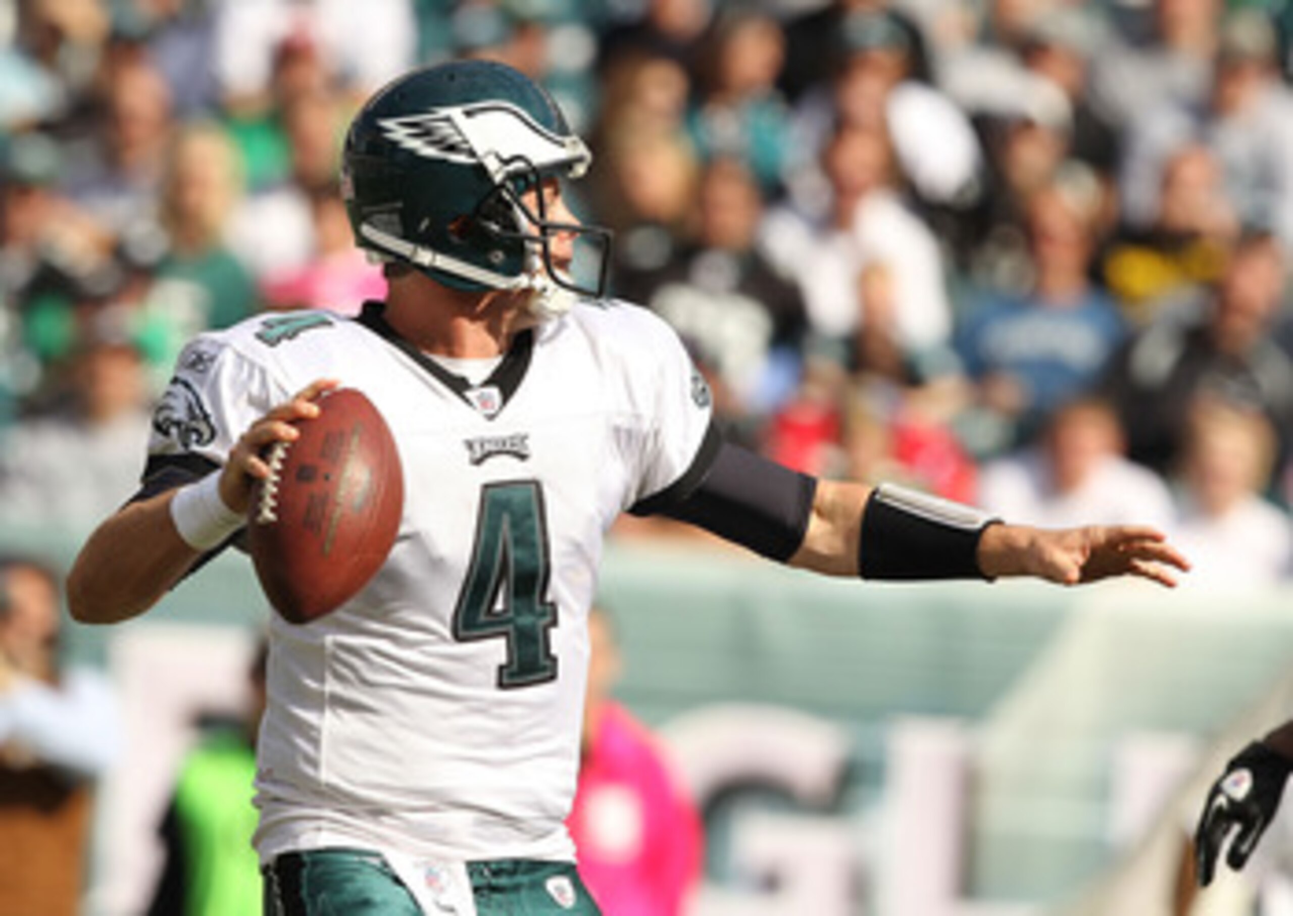 PHILADELPHIA - OCTOBER 17:  Kevin Kolb #4 of the Philadelphia Eagles passes against the Atlanta Falcons during their game at Lincoln Financial Field on October 17, 2010 in Philadelphia, Pennsylvania.  (Photo by Al Bello/Getty Images)