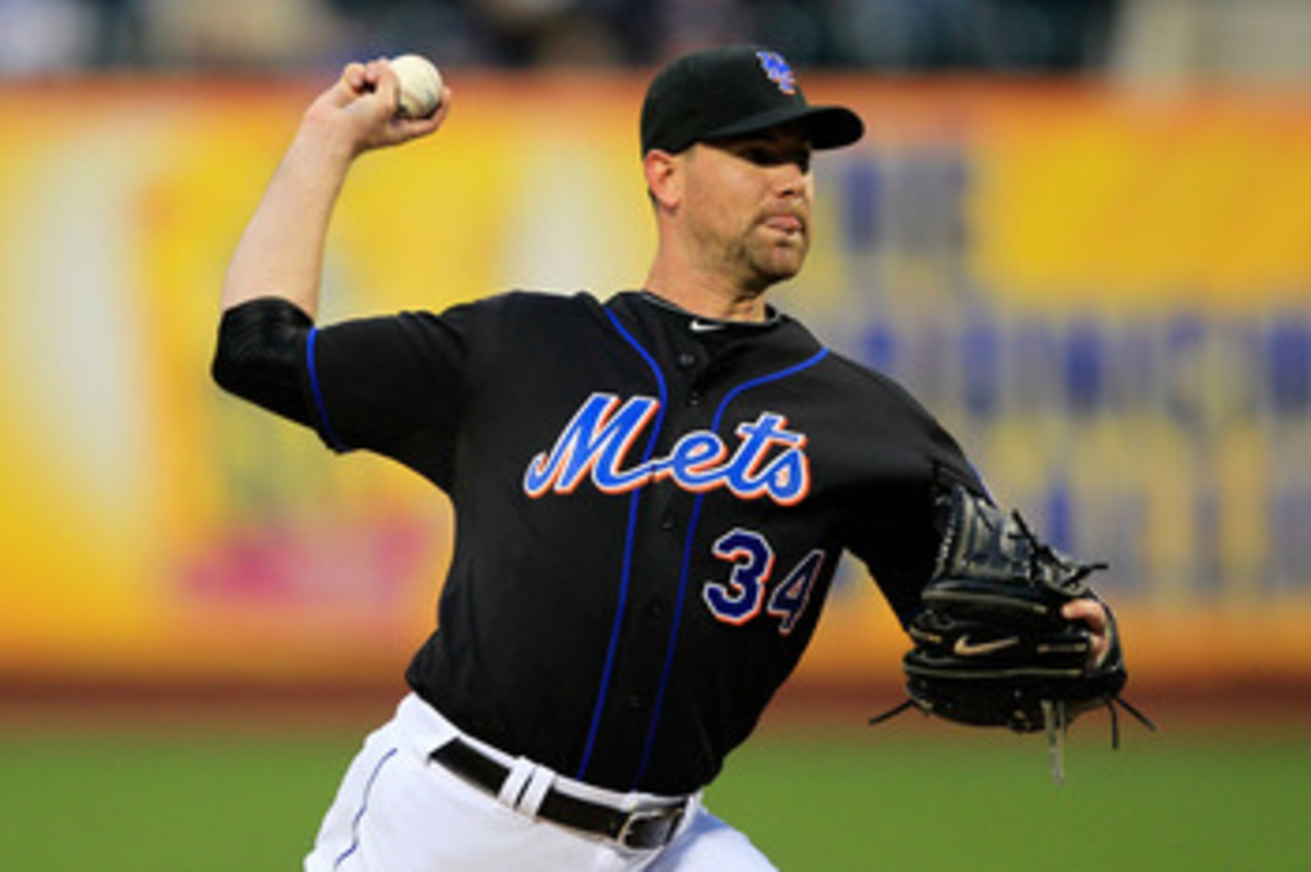 NEW YORK, NY - APRIL 22: Mike Pelfrey #34 of the New York Mets pitches against the Arizona Diamondbacks at Citi Field on April 22, 2011 in the Flushing neighborhood of the Queens borough of New York City.  (Photo by Chris Trotman/Getty Images)