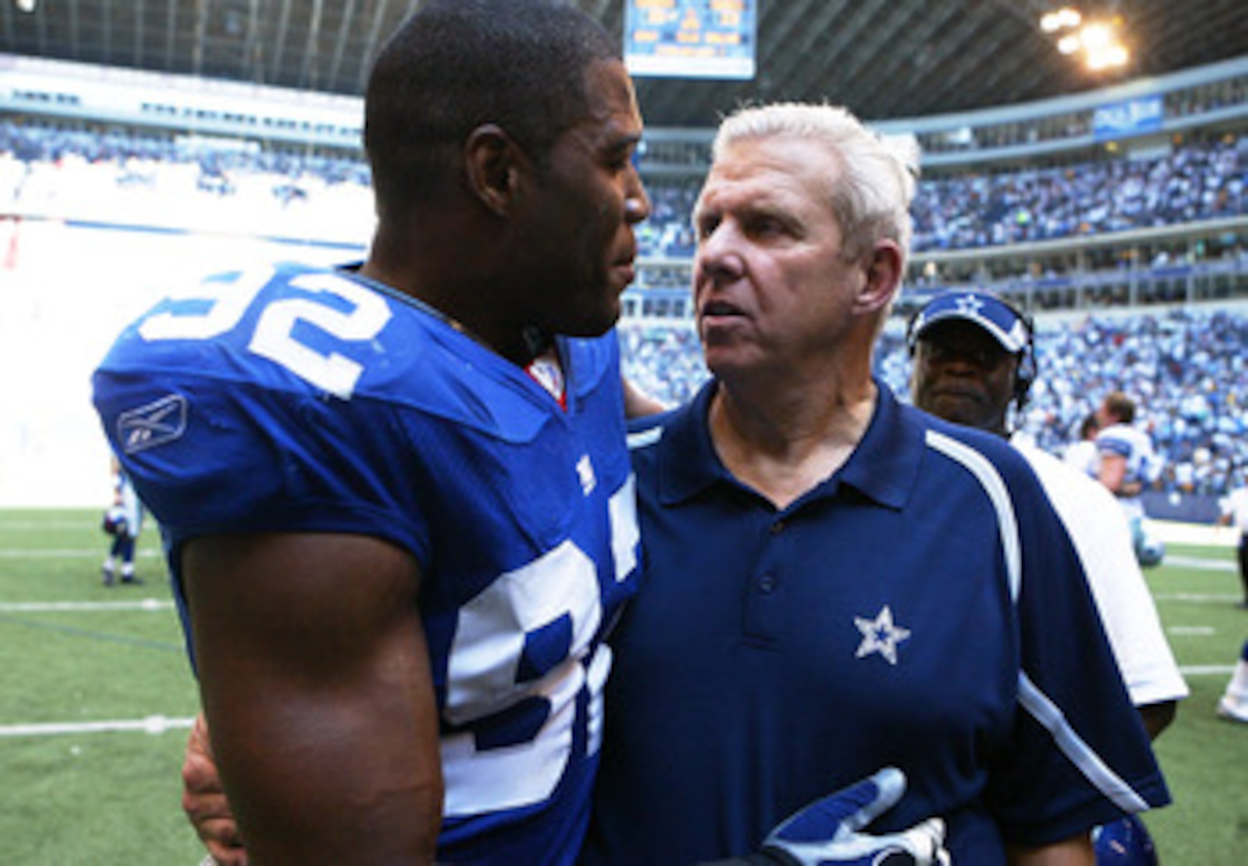 IRNING, TX - OCTOBER 16:  Defensive lineman Michael Strahan #92 of the New York Giants was consoled by head coach Bill Parcells of the Dallas Cowboys on October 16, 2005 at Texas Stadium in Irving, Texas.The Cowboys defeated the Giants 16-13 in overtime.