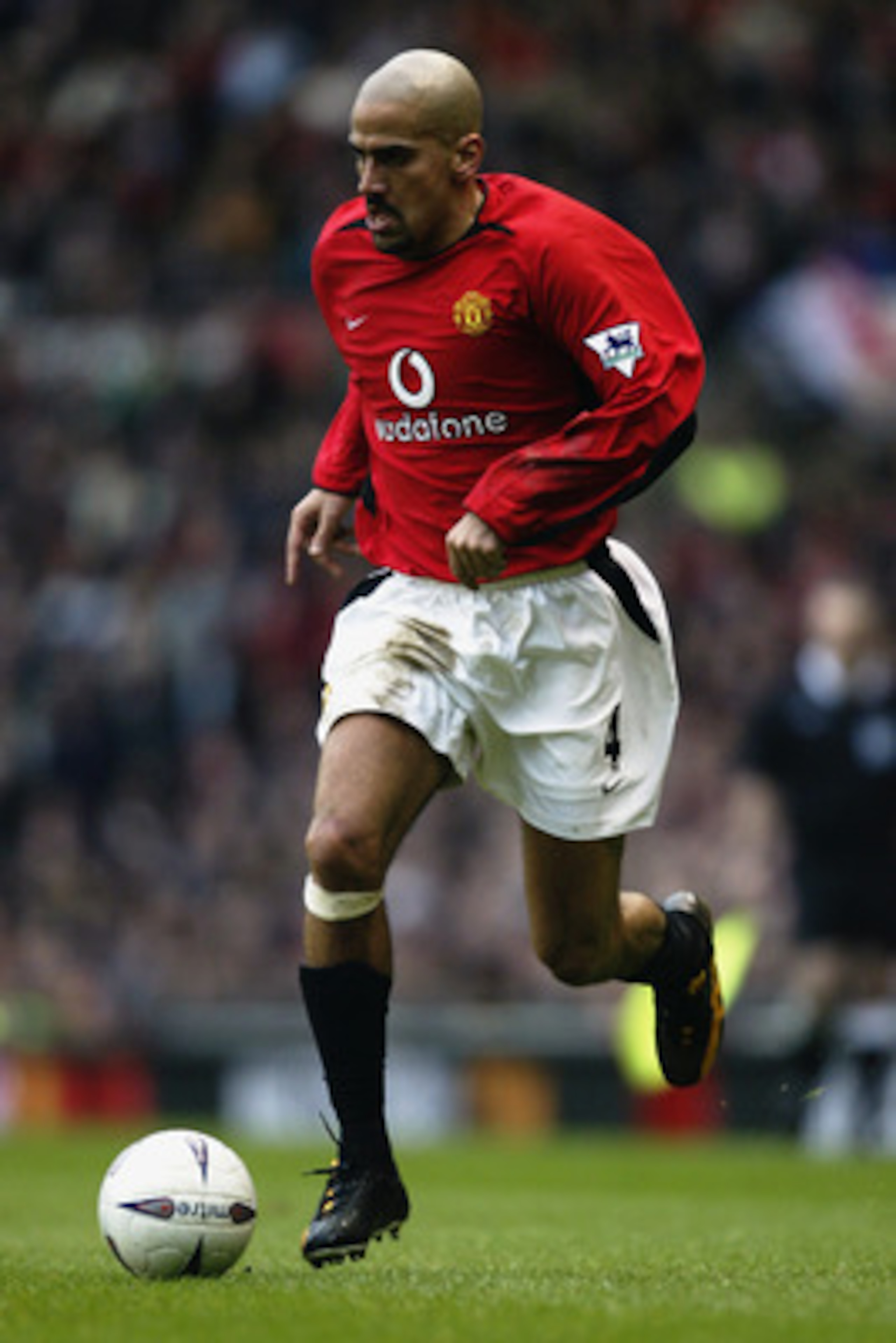 MANCHESTER - JANUARY 26: Juan Sebastian Veron of Manchester United runs with the ball during the FA Cup fourth round match between Manchester United and West Ham United held on January 26, 2003 at Old Trafford, in Manchester, England. Manchester United w MANCHESTER - JANUARY 26: Juan Sebastian Veron of Manchester United runs with the ball during the FA Cup fourth round match between Manchester United and West Ham United held on January 26, 2003 at Old Trafford, in Manchester, England. Manchester United w