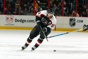 PHILADELPHIA - FEBRUARY 10:  Peter Forsberg #21 of the Philadelphia Flyers skates with the puck against the St. Louis Blues on February 10, 2007 at Wachovia Center in Philadelphia, Pennsylvania. The Flyers won 4-3 in overtime. (Photo by Jim McIsaac/Getty