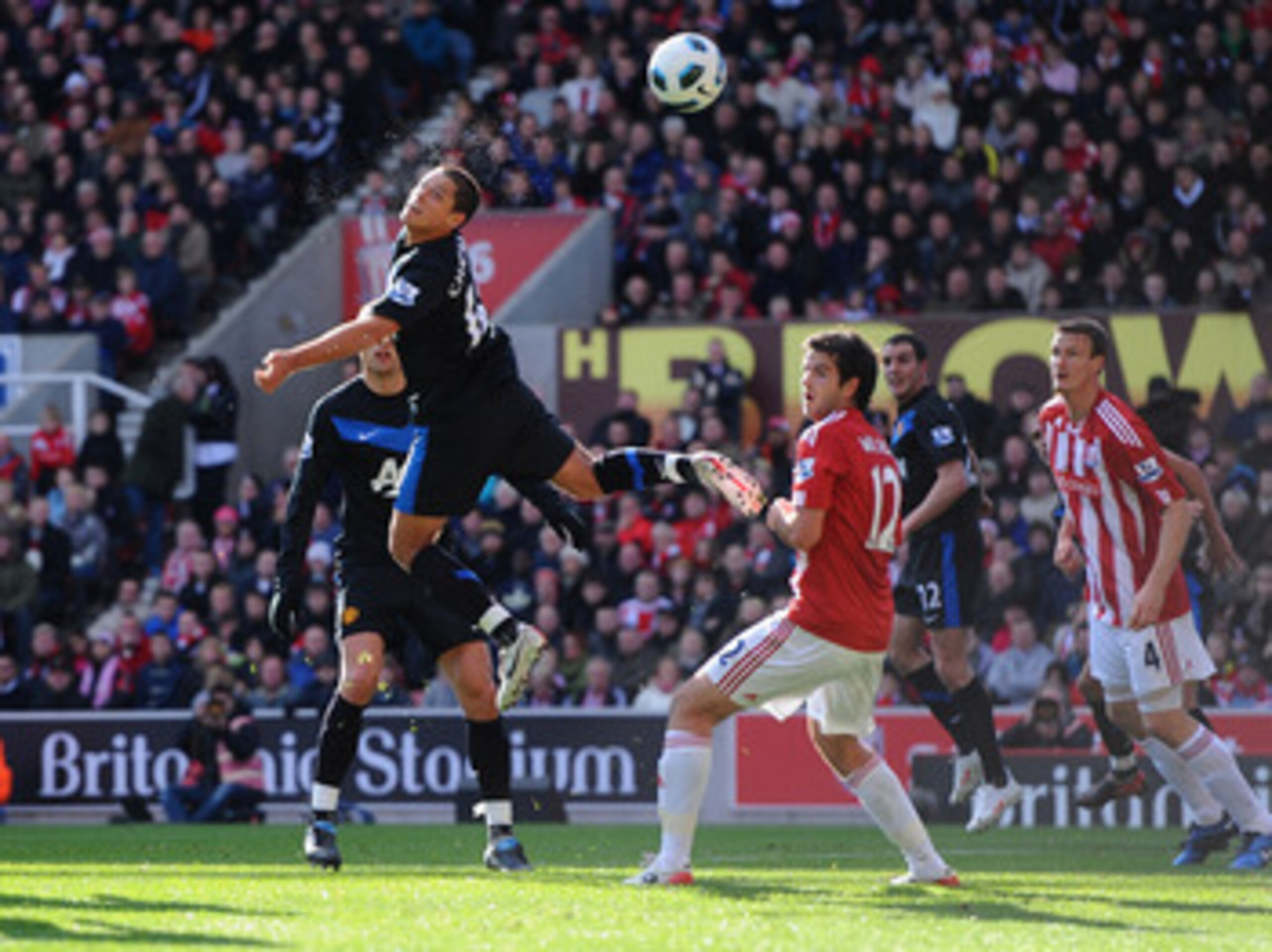 STOKE ON TRENT, ENGLAND - OCTOBER 24:  Javier Hernandez of Manchester United scores during the Barclays Premier League match between Stoke City and Manchester United at Britannia Stadium on October 24, 2010 in Stoke on Trent, England.  (Photo by Mike Hewi