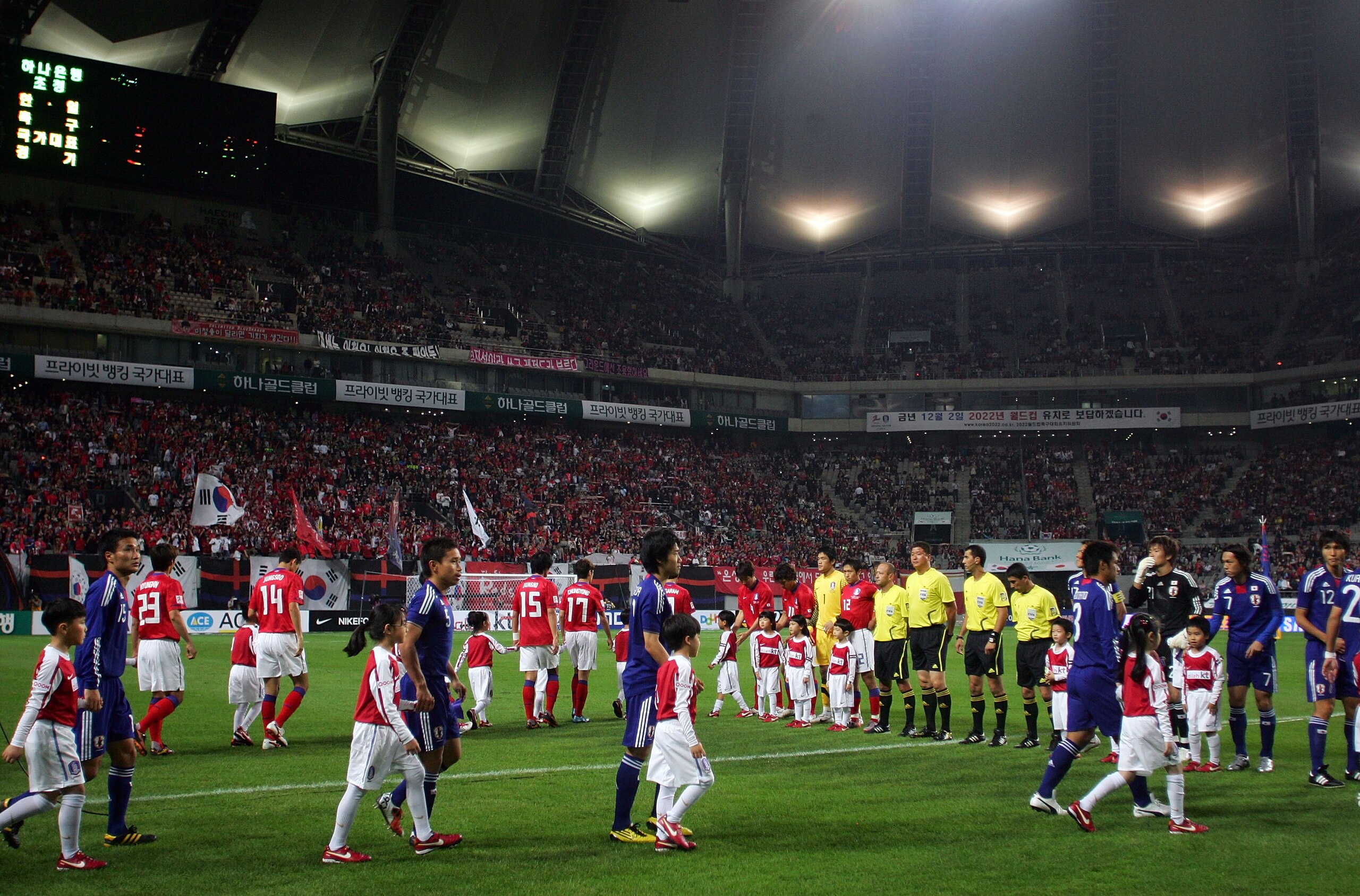SEOUL, SOUTH KOREA - OCTOBER 12: South Korea and Japan team pose before the start of the international friendly match between South Korea and Japan at Seoul World Cup Stadium on October 12, 2010 in Seoul, South Korea. (Photo by Koji Watanabe/Getty Images)