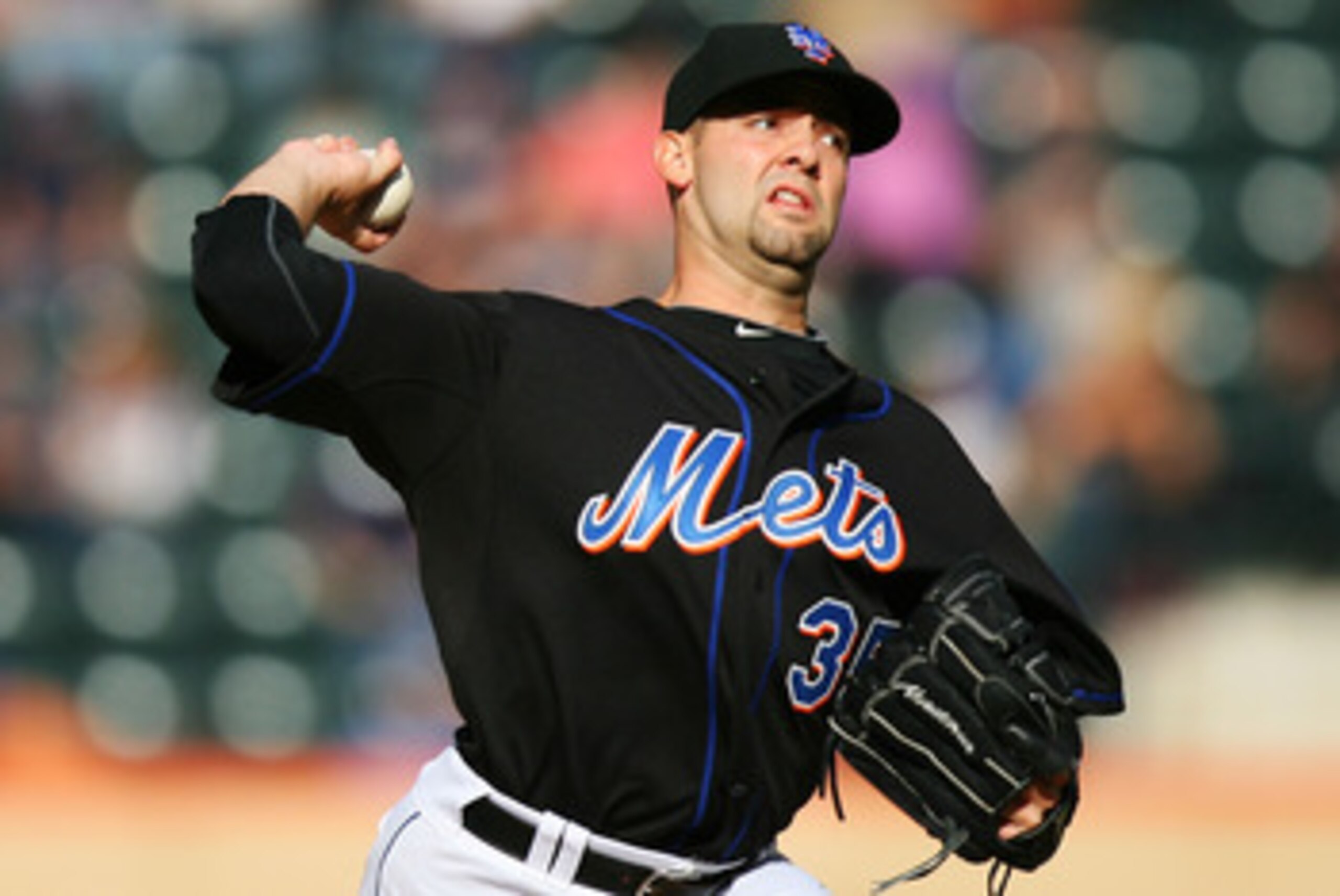 NEW YORK - SEPTEMBER 18:  Dillon Gee #35 of the New York Mets pitches against the Atlanta Braves on September 18, 2010 at Citi Field in the Flushing neighborhood of the Queens borough of New York City.  (Photo by Andrew Burton/Getty Images)