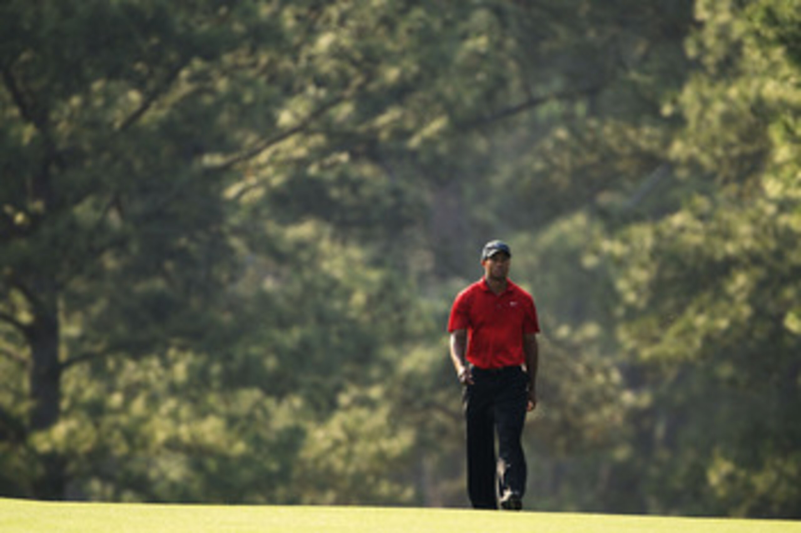 AUGUSTA, GA - APRIL 10:  Tiger Woods walks up the 17th fairway during the final round of the 2011 Masters Tournament at Augusta National Golf Club on April 10, 2011 in Augusta, Georgia.  (Photo by Jamie Squire/Getty Images)
