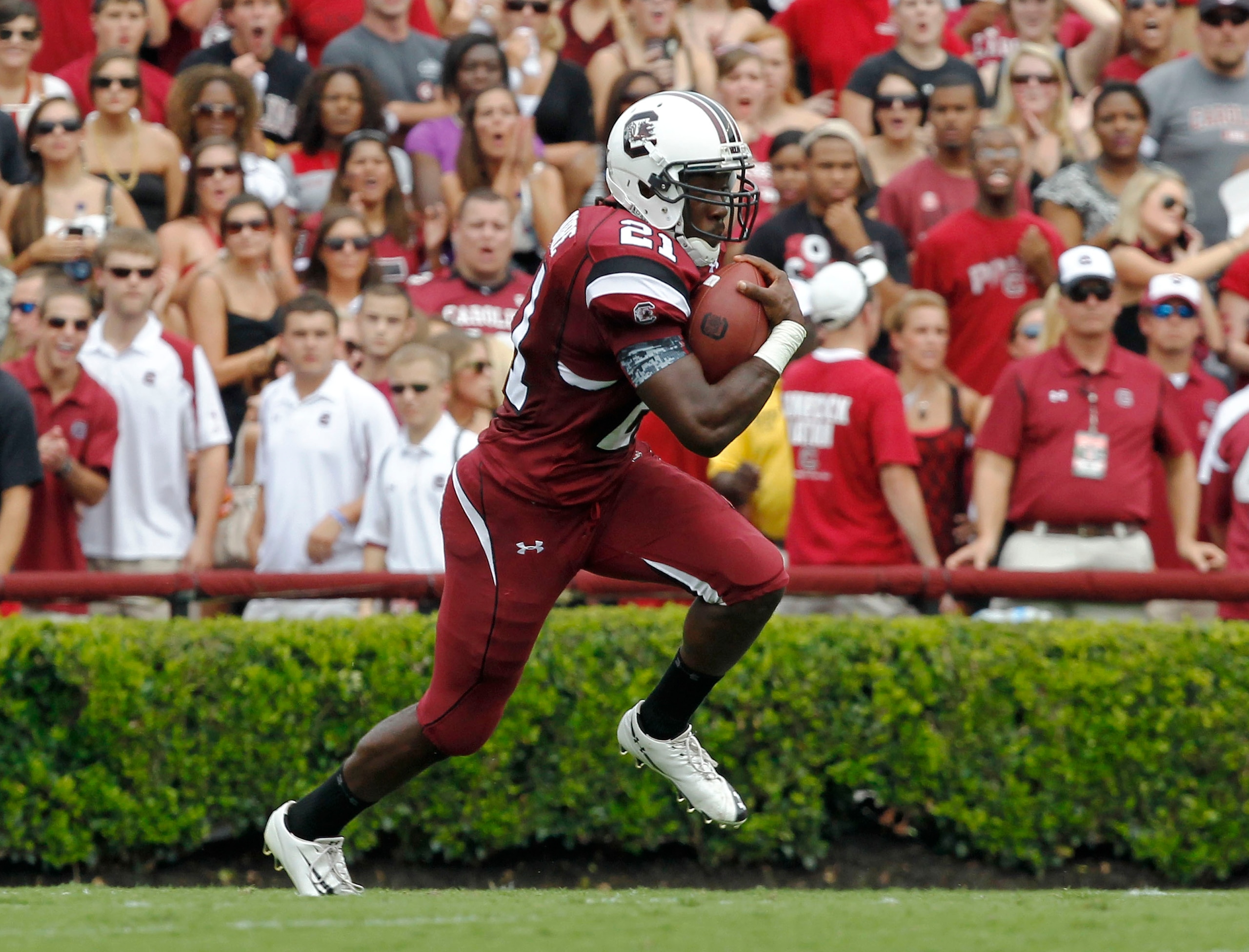 COLUMBIA, SC - SEPTEMBER 11: Tailback Marcus Lattimore #21 of the South Carolina Gamecocks runs with the ball during the game against the Georgia Bulldogs at Williams-Brice Stadium on September 11, 2010 in Columbia, South Carolina. The Gamecocks beat the COLUMBIA, SC - SEPTEMBER 11: Tailback Marcus Lattimore #21 of the South Carolina Gamecocks runs with the ball during the game against the Georgia Bulldogs at Williams-Brice Stadium on September 11, 2010 in Columbia, South Carolina. The Gamecocks beat the