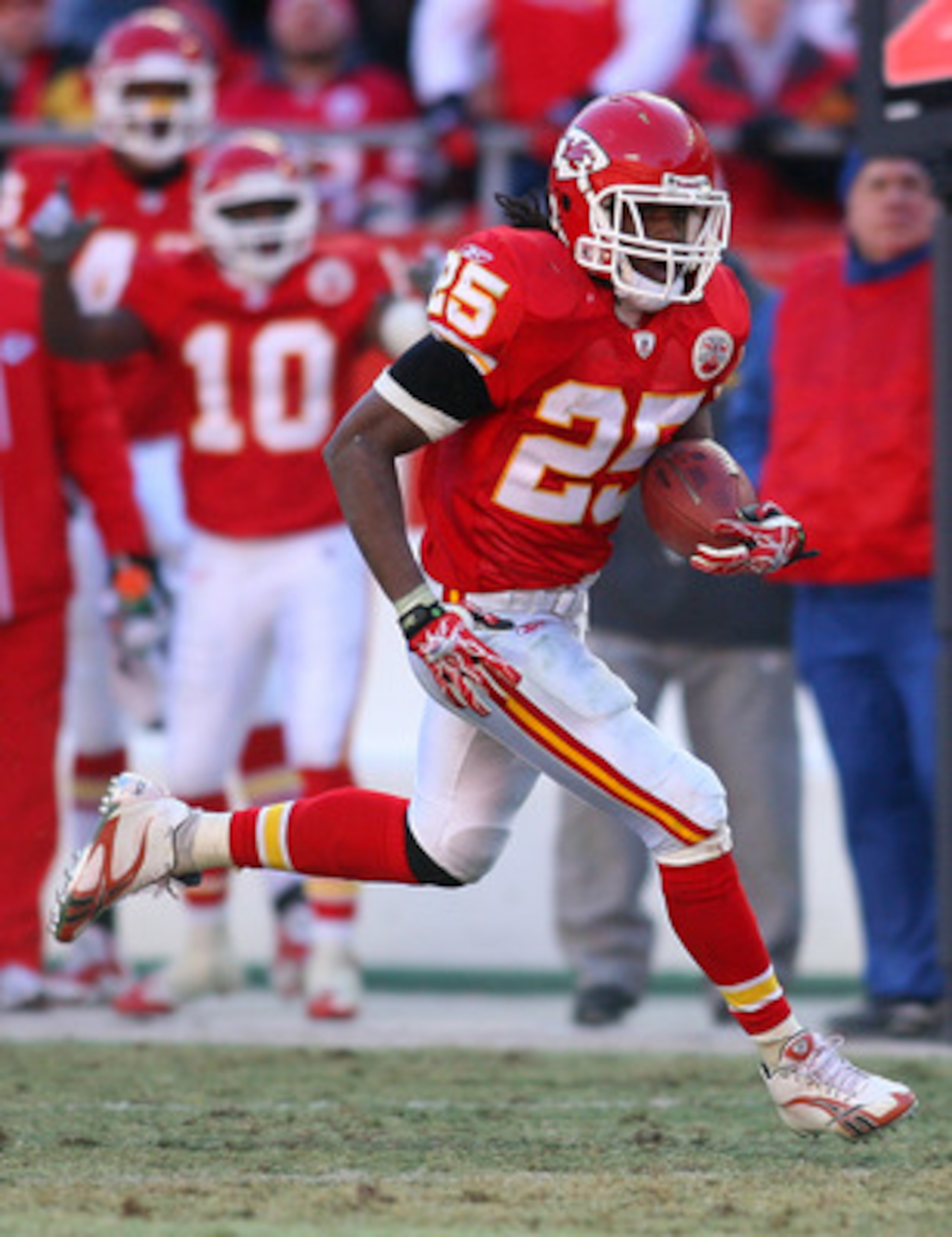 KANSAS CITY, MO - JANUARY 02:  Running back Jamaal Charles #25 of the Kansas City Chiefs runs down field in a game against the Oakland Raiders at Arrowhead Stadium on January 2, 2011 in Kansas City, Missouri.  (Photo by Tim Umphrey/Getty Images)