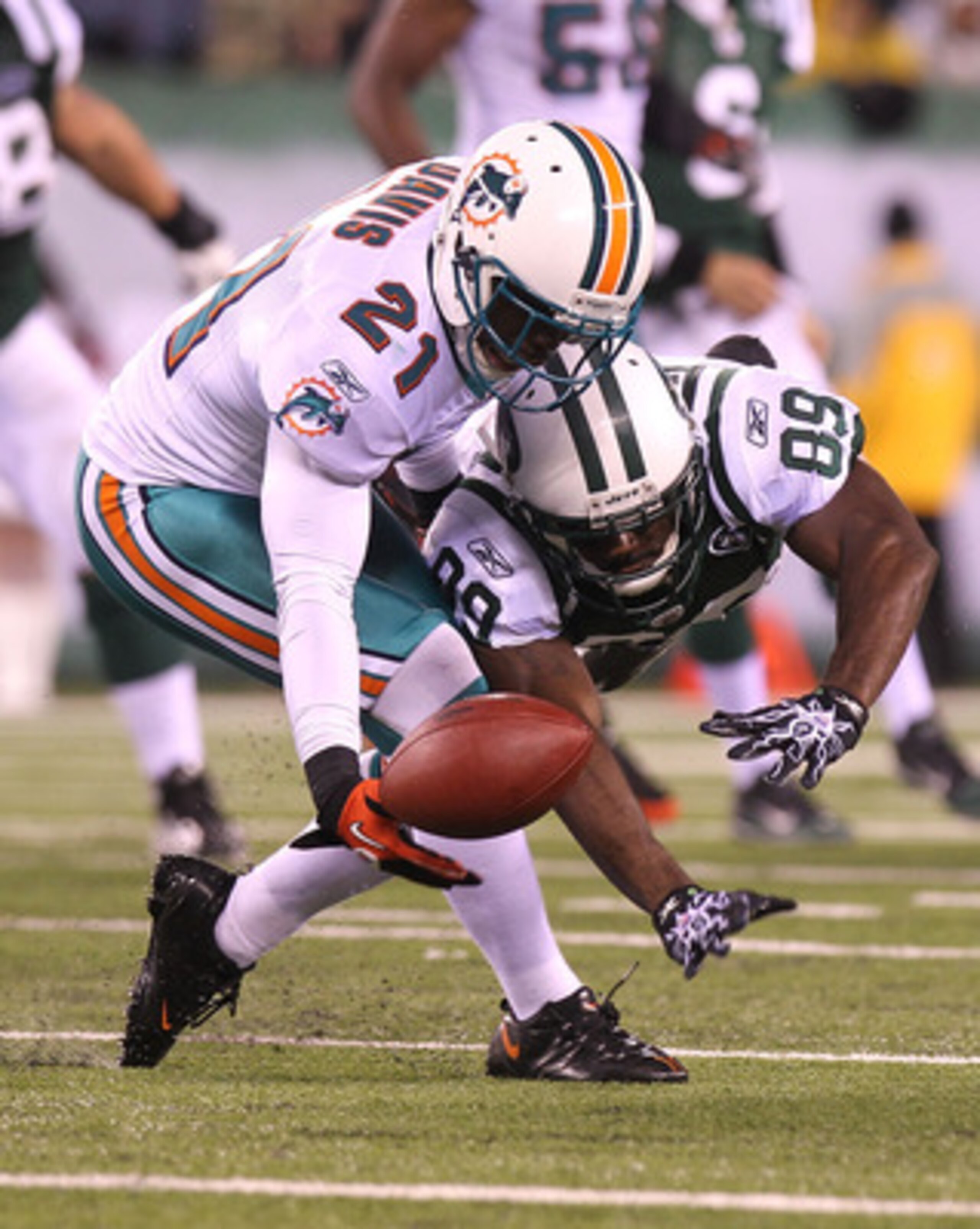 EAST RUTHERFORD, NJ - DECEMBER 12: Jerricho Cotchery #89 of the New York Jets has a pass broken up by Vontae Davis #21 of the Miami Dolphins at New Meadowlands Stadium on December 12, 2010 in East Rutherford, New Jersey.  (Photo by Nick Laham/Getty Images