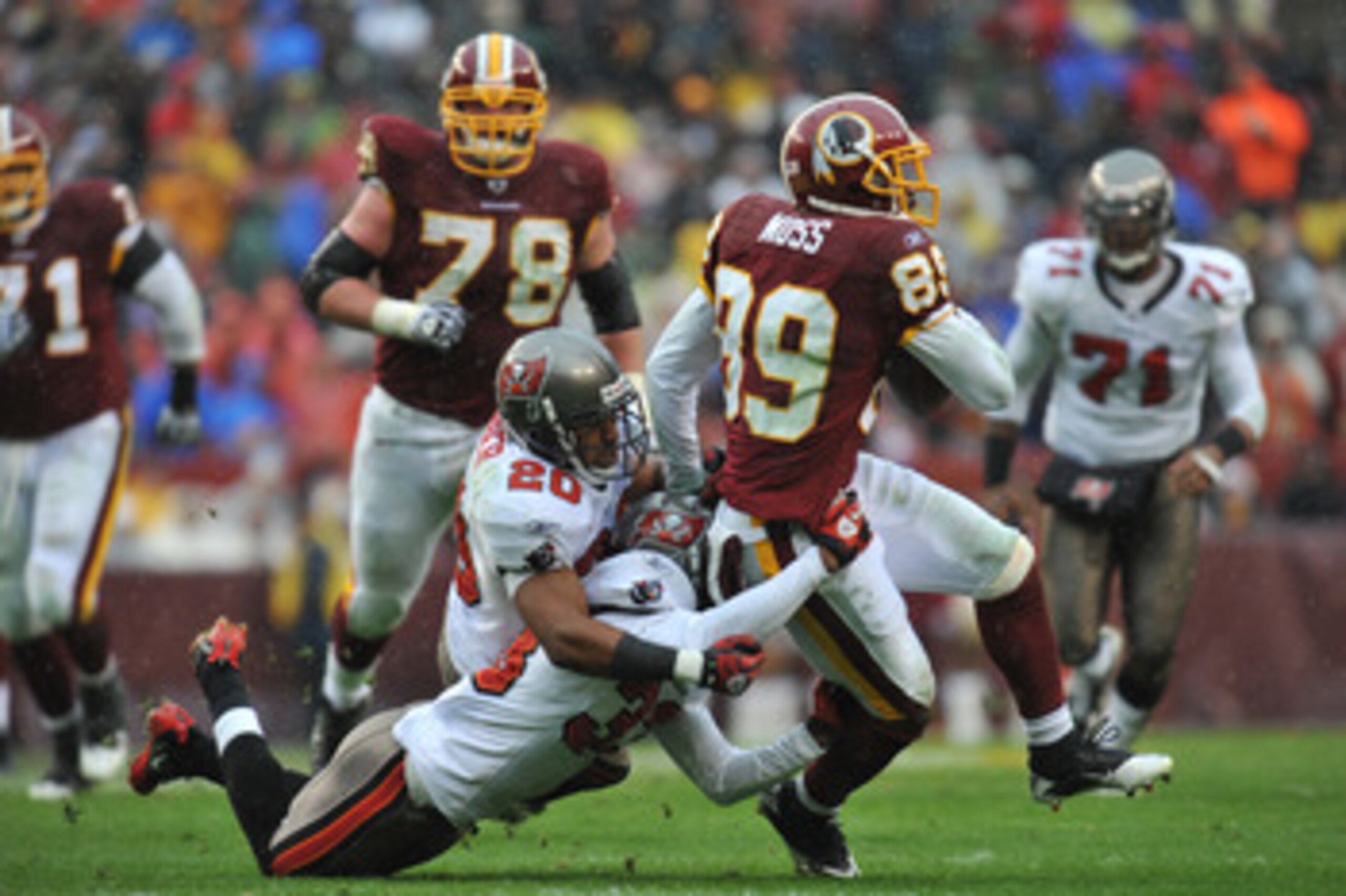 LANDOVER, MD - DECEMBER 12:  Santana Moss #89 of the Washington Redskins runs the ball after a catch during the game against the Tampa Bay Buccaneers  at FedExField on December 12, 2010 in Landover, Maryland. The Buccaneers defeated the Redskins 17-16. (P