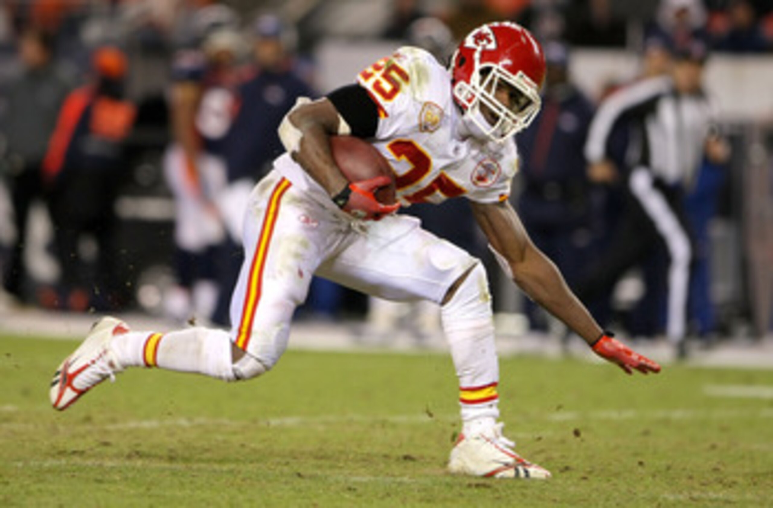 DENVER - JANUARY 03: Jamaal Charles #25 of the Kansas City Chiefs rushes for a fourth quarter touchdown against the Denver Broncos at Invesco Field at Mile High on January 3, 2010 in Denver, Colorado. (Photo by Doug Pensinger/Getty Images)
