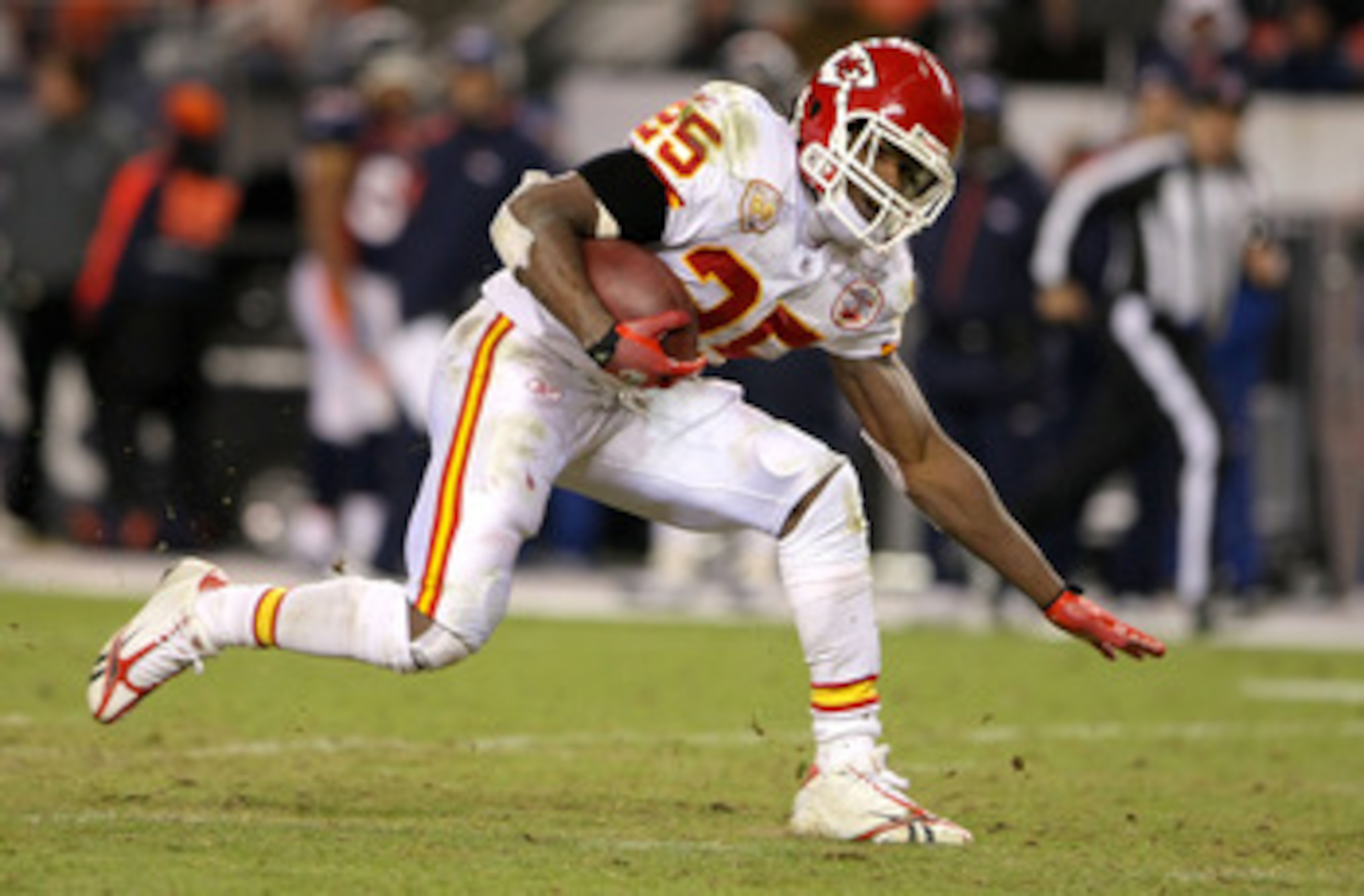 DENVER - JANUARY 03: Jamaal Charles #25 of the Kansas City Chiefs rushes for a fourth quarter touchdown against the Denver Broncos at Invesco Field at Mile High on January 3, 2010 in Denver, Colorado. (Photo by Doug Pensinger/Getty Images)