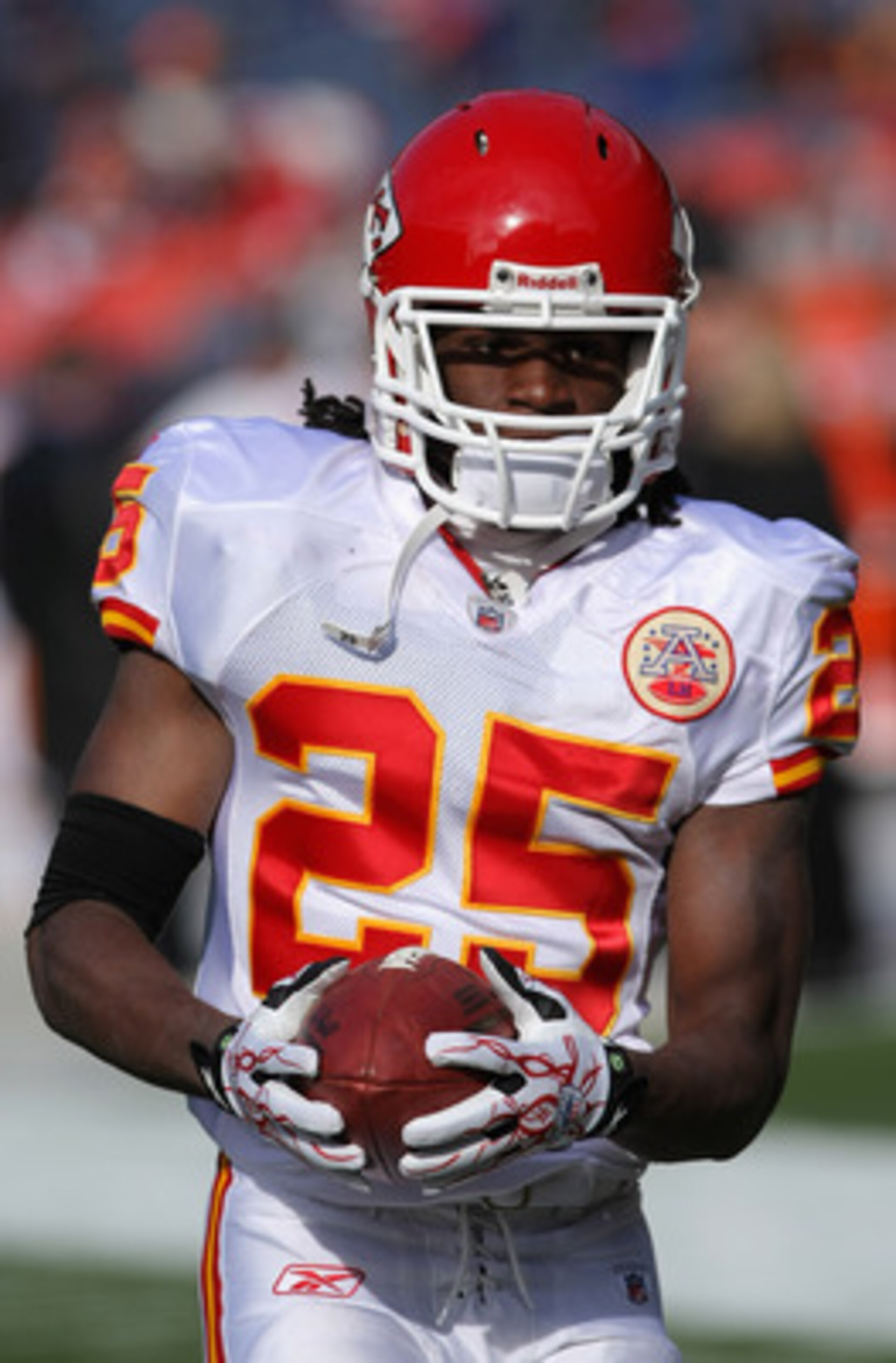 DENVER - NOVEMBER 14:  Running back Jamaal Charles #25 of the Kansas City Chiefs warms up prior to facing the Denver Broncos at INVESCO Field at Mile High on November 14, 2010 in Denver, Colorado. The Broncos defeated the Chiefs 49-29.  (Photo by Doug Pen