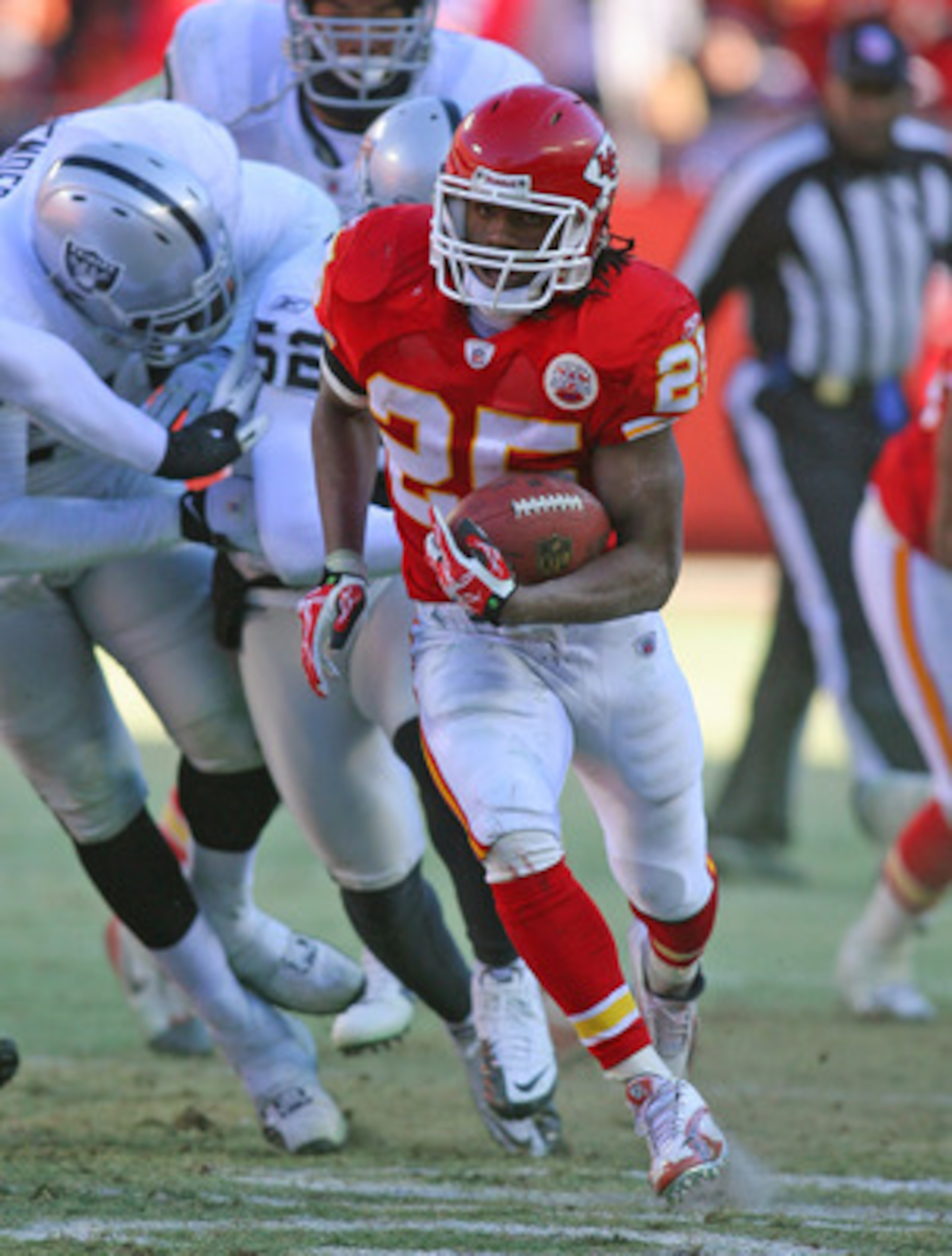 KANSAS CITY, MO - JANUARY 02:  Running back Jamaal Charles #25 of the Kansas City Chiefs runs down field in a game against the Oakland Raiders at Arrowhead Stadium on January 2, 2011 in Kansas City, Missouri.  The Raiders won 31-10 (Photo by Tim Umphrey/G