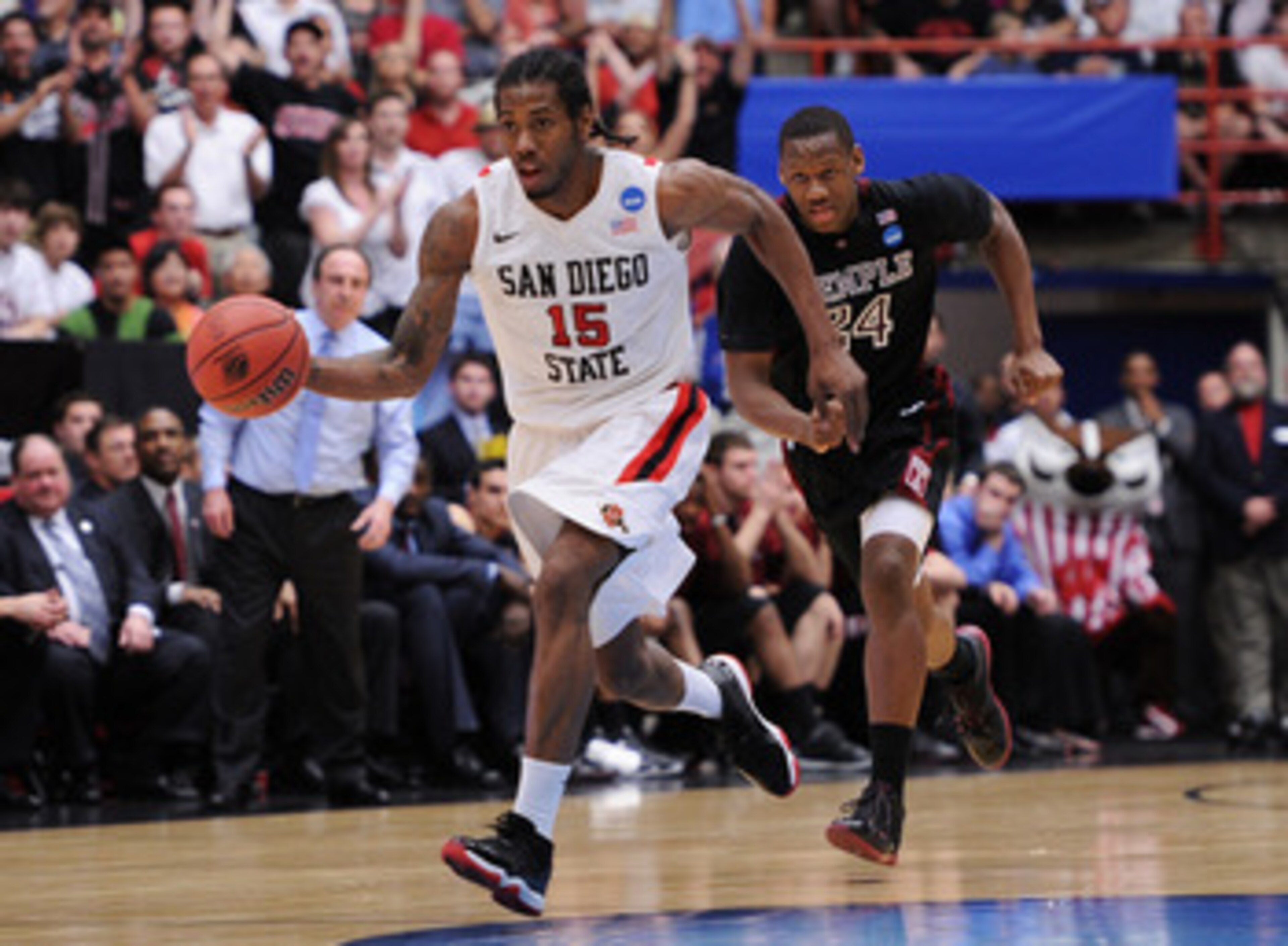 TUCSON, AZ - MARCH 19: Kawhi Leonard #15 of the San Diego State Aztecs drives against the Temple Owls during the third round of the 2011 NCAA men's basketball tournament at McKale Center on March 19, 2011 in Tucson, Arizona. (Photo by Harry How/Getty Im TUCSON, AZ - MARCH 19: Kawhi Leonard #15 of the San Diego State Aztecs drives against the Temple Owls during the third round of the 2011 NCAA men's basketball tournament at McKale Center on March 19, 2011 in Tucson, Arizona. (Photo by Harry How/Getty Im